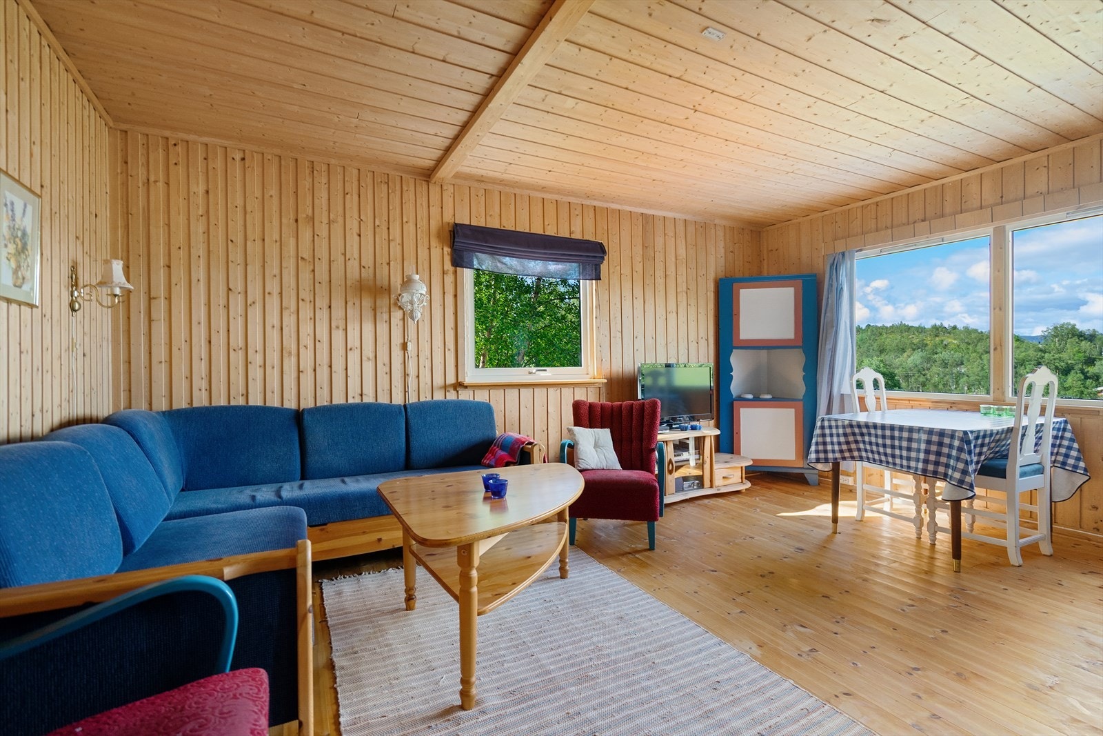 Koselig atmosfære med panel på vegger og tak som gir et varmt og lunt preg Galleribilde