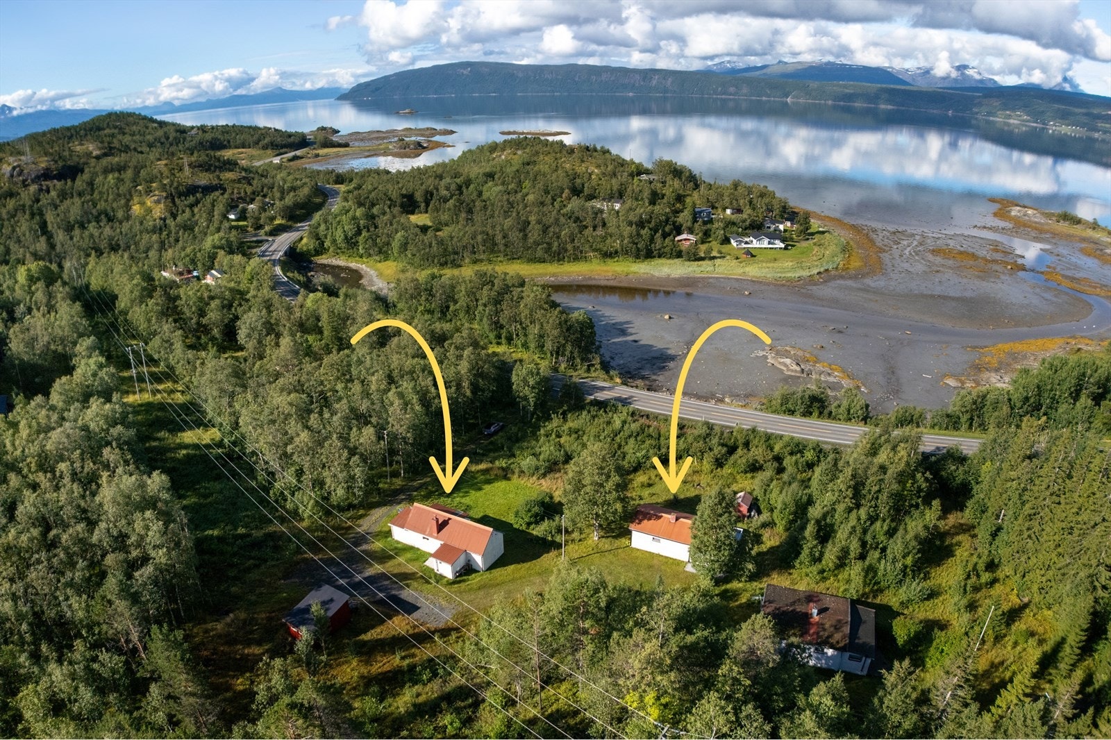 Eiendommen består av to boliger på romslig tomt, omgitt av vakker natur og med kort vei til sjøen Galleribilde