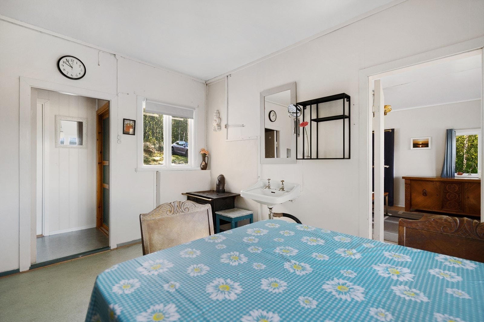 Kjøkkenet har både vedkomfyr og komfyr - praktisk og nostalgisk på samme tid Galleribilde