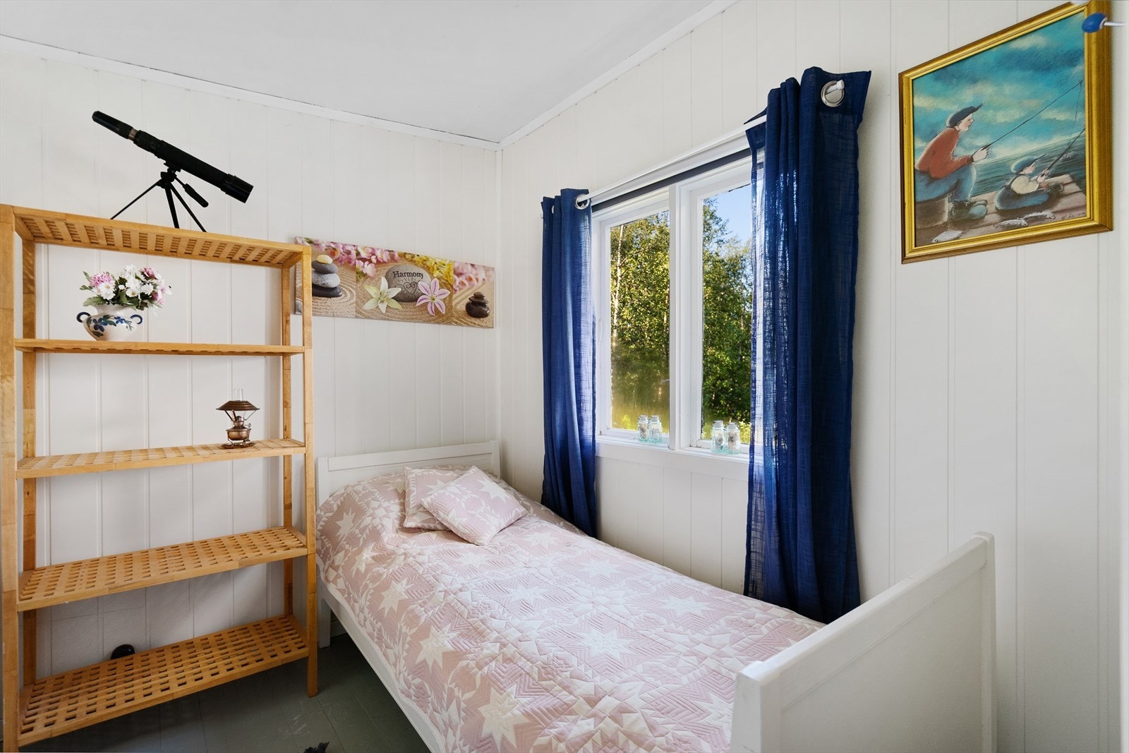 Soverom 2 - vinduer som slipper inn rikelig med dagslys og gir rommet en luftig følelse Galleribilde