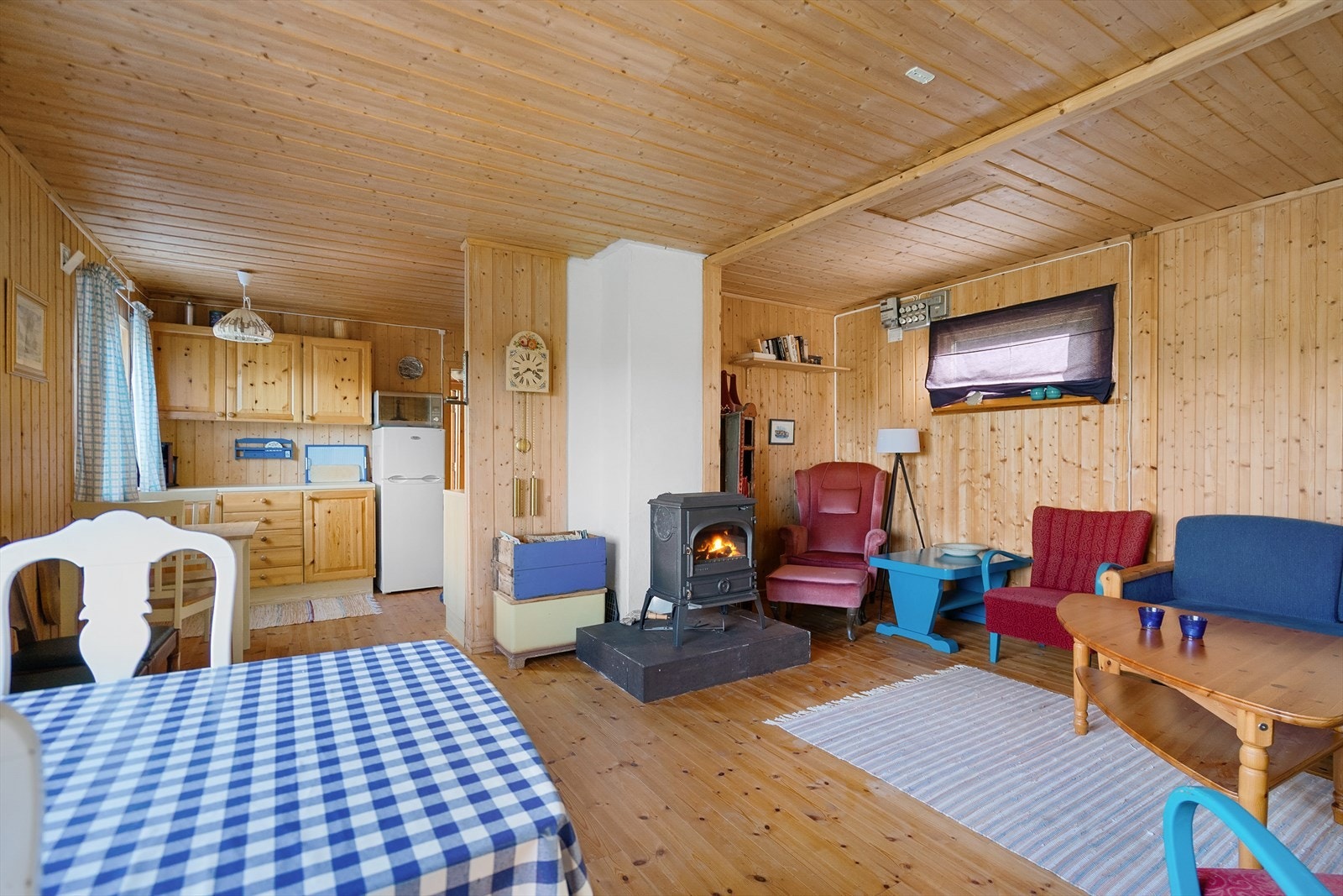 Rom for både spiseplass og sofagruppe, perfekt for hyggelige måltider eller avslapning Galleribilde