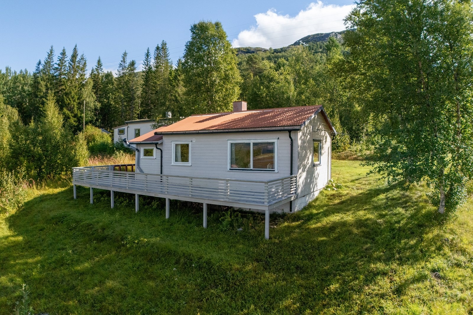Velkommen til hytte nr2! Koselig hytte med lyst fasadeuttrykk og stor terrasse i rolige omgivelser Galleribilde
