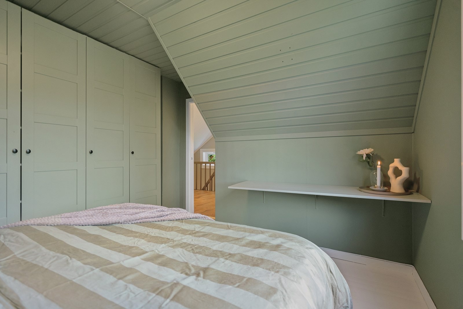 Soverom 1 - lunt og koselig soverom som slipper naturen inn gjennom rommets fargevalg Galleribilde