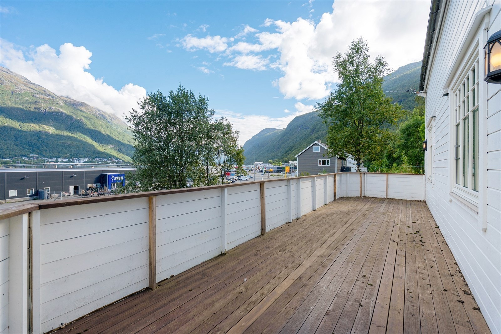 Terrassen byr på vakker utsikt over fjorden og de majestetiske fjellene rundt Galleribilde
