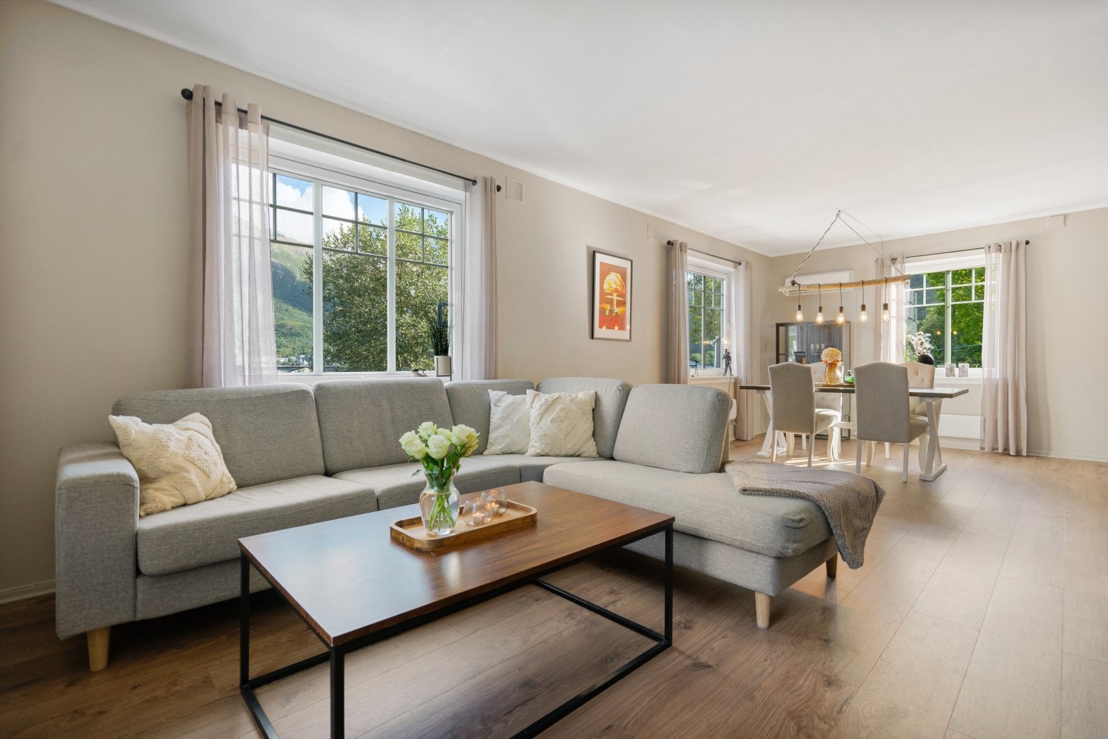 Luftig planløsning med åpen forbindelse mellom stue og spisestue Galleribilde