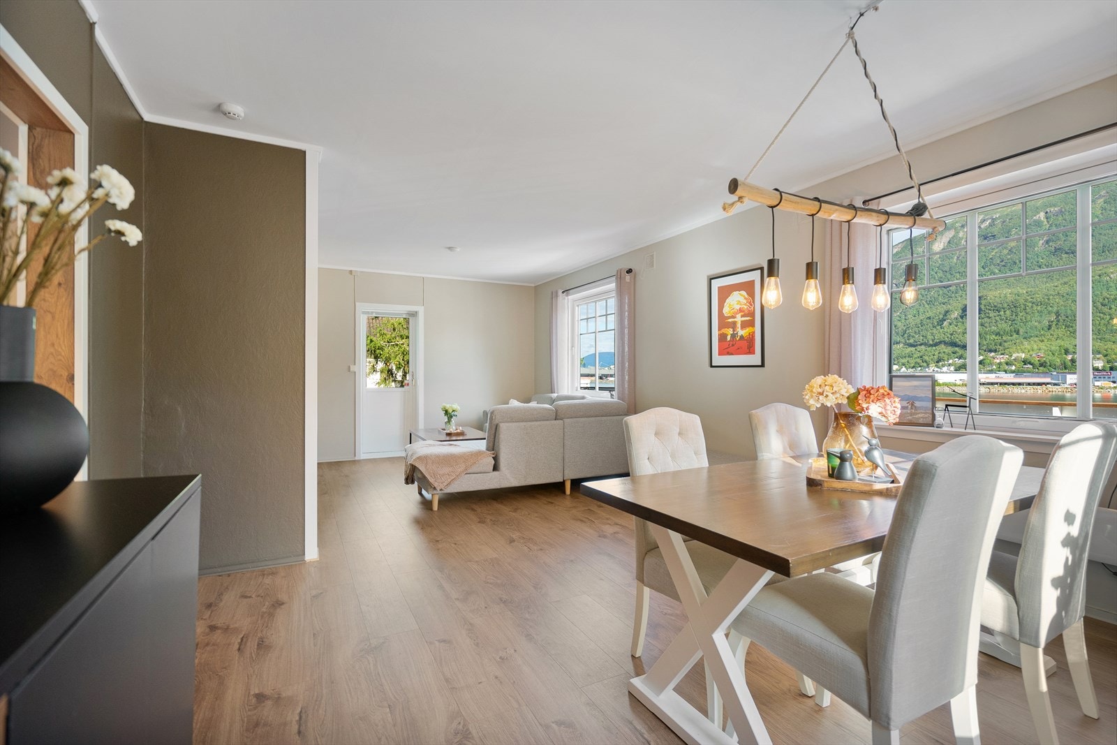 Flott romfølelse med store vindusflater og naturlig lysinnslipp gjennom hele dagen Galleribilde