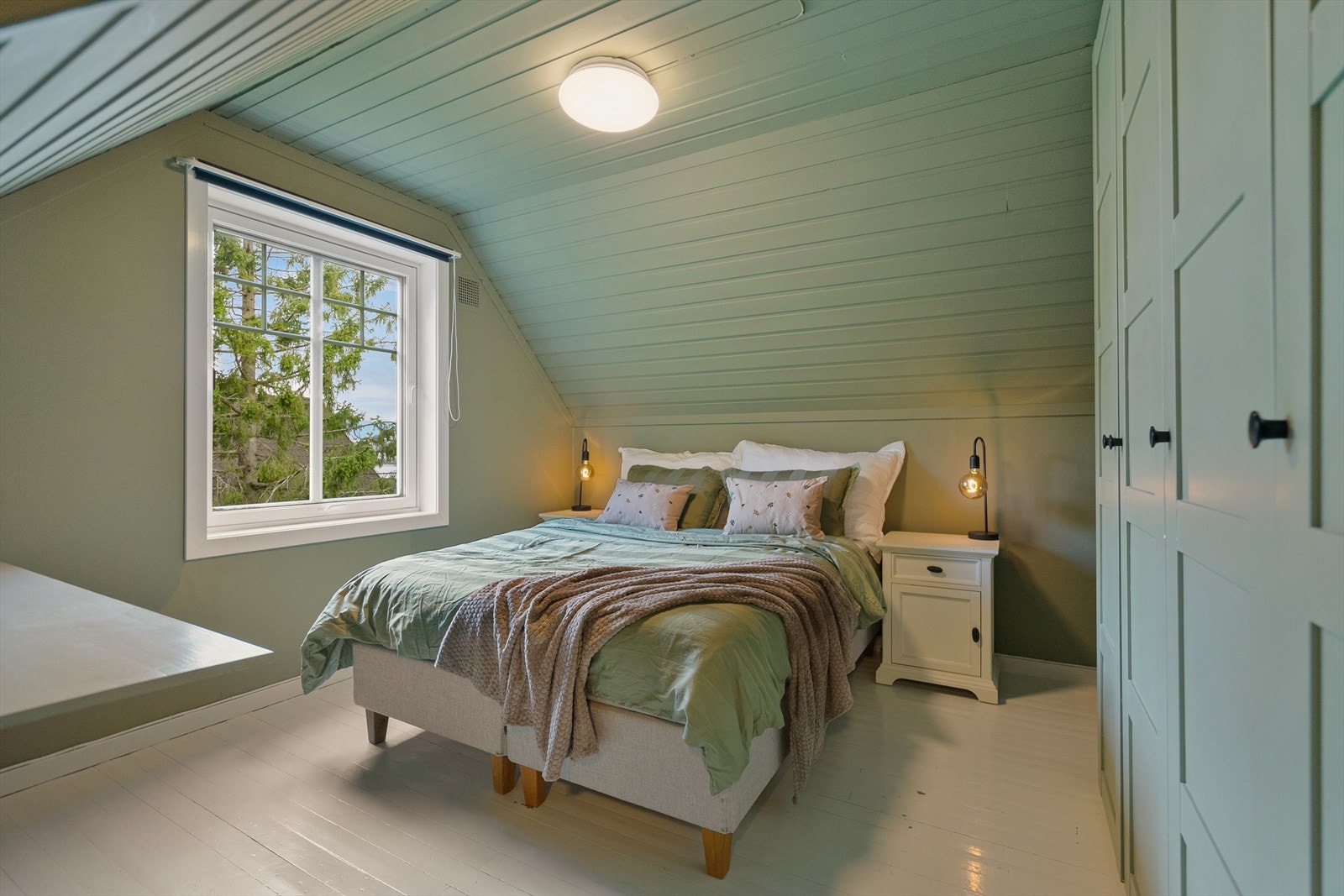 Soverom 1 - romslig og behagelig soverom hvor vegger og tak er malt i samme grønnfarge - dette skaper en luftig romfølelse Galleribilde