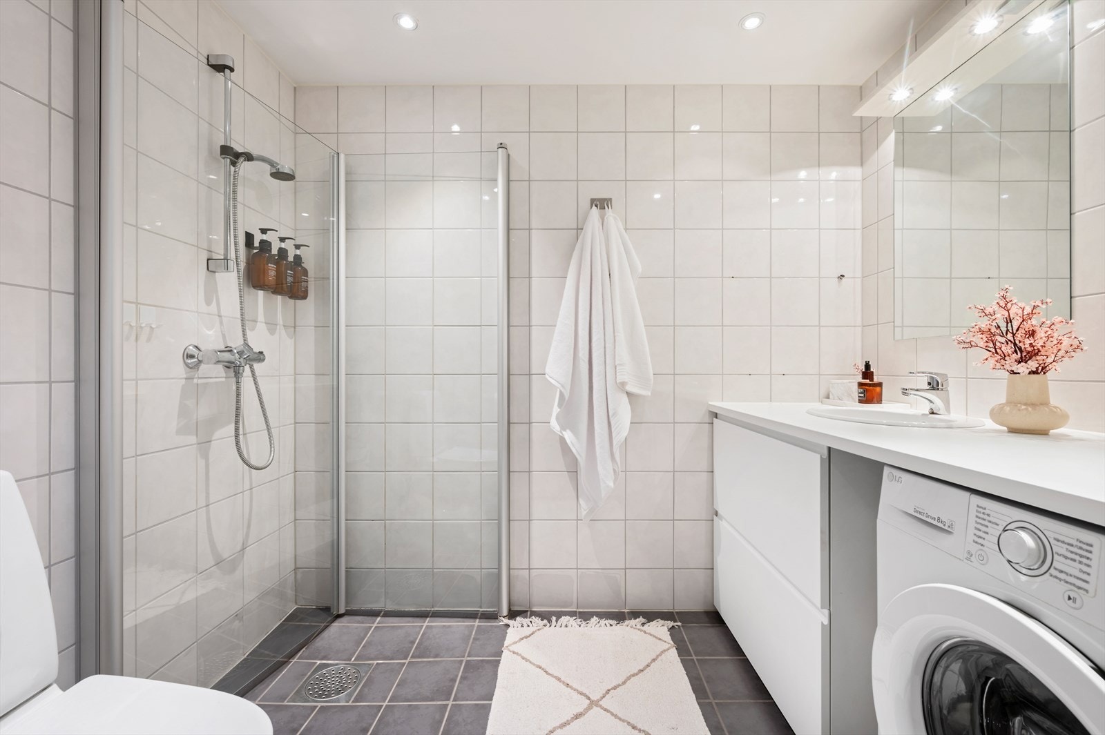 Rommet for velvære er flislagt fra topp til tå, og sikrer komfort med elektriske varmekabler i gulvet. Galleribilde