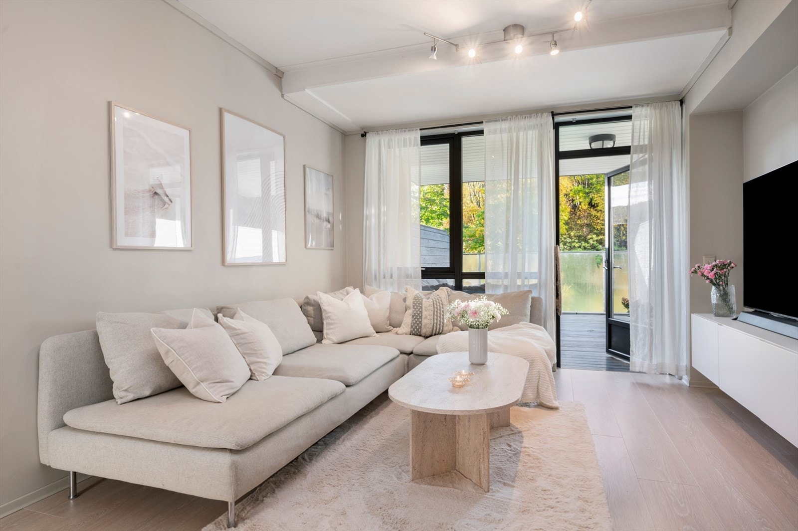 Velkommen til Bratsbergvegen 112! Heimdal Eiendomsmegling v/Anders W. Steien har gleden av å presentere en moderne og velholdt terrasseleilighet fra 2007 i populære Stubban terrasse. Galleribilde