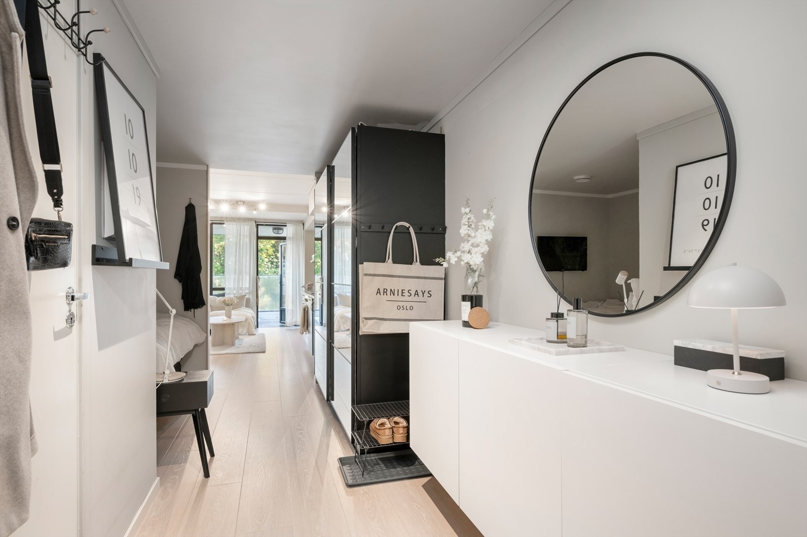 Selger har videre satt inn et praktisk garderobeskap for oppbevaring av kjøleskap, klær og sko. Galleribilde