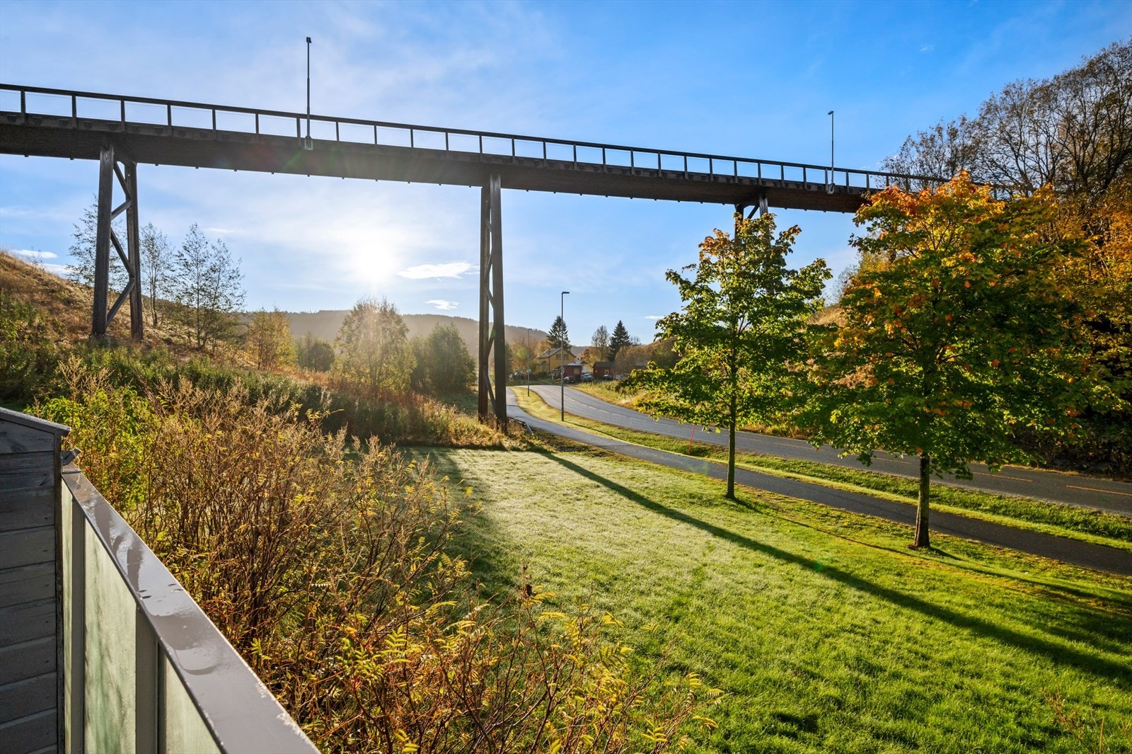 Leiligheten har en gunstig og umiddelbar beliggenhet til bussforbindelser. Like utenfor døren er nærmeste bussholdeplass, Brastbergvegen. Galleribilde