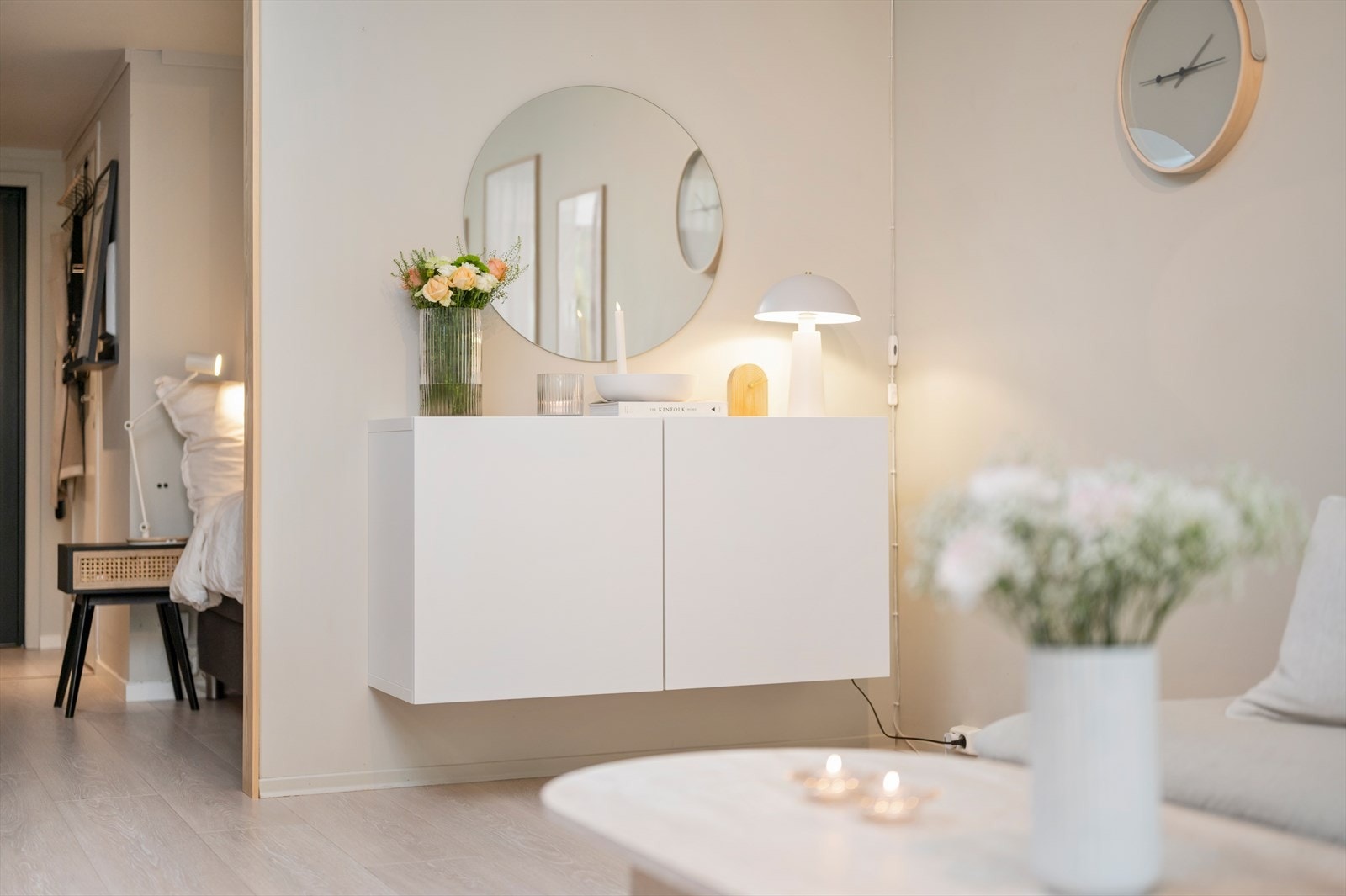 I 2021 ble det satt opp en vegg som skiller sovealkoven fra dagens stue og kjøkken. Galleribilde