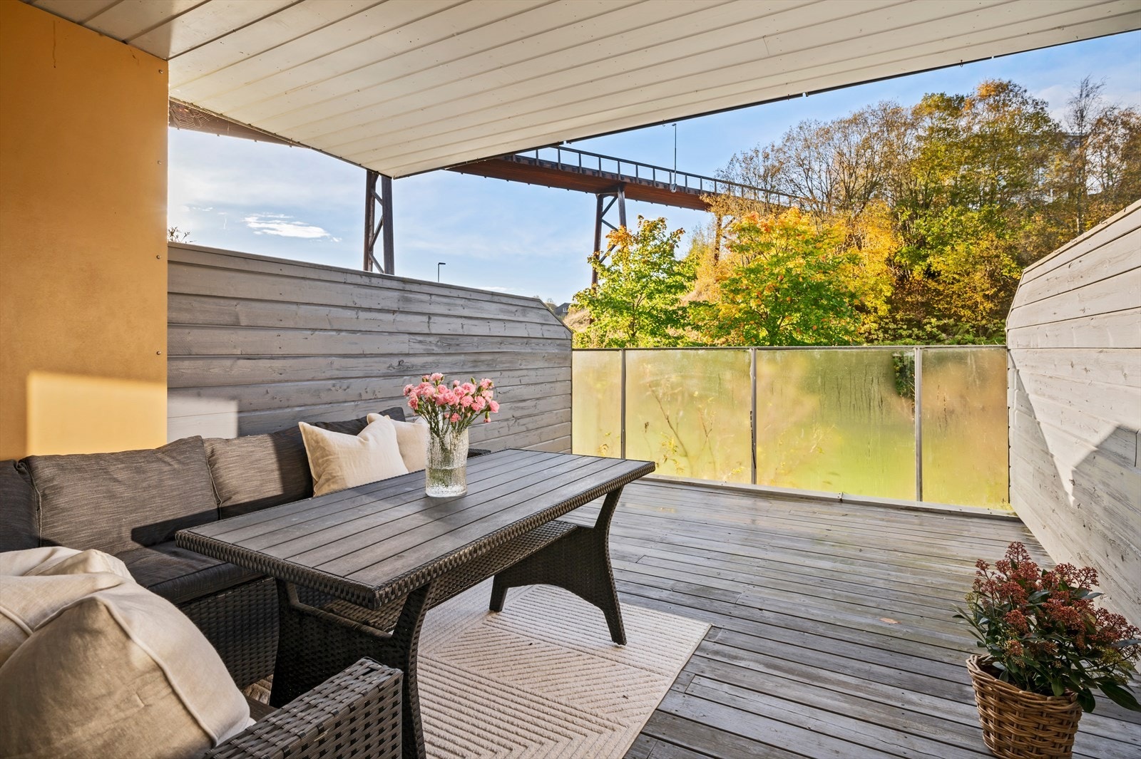 I fra stuen er det direkte adkomst til den store terrassen på 17m², som ble beistet I 2022. Galleribilde