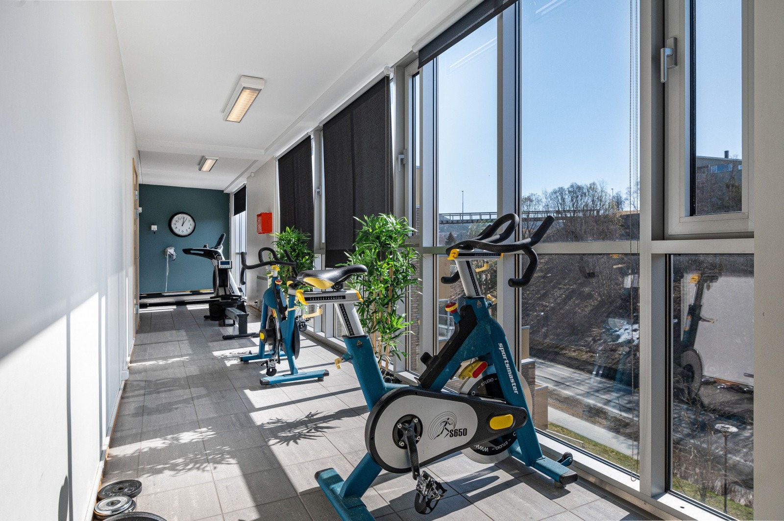 Av fasiliteter har borettslaget et eget trimrom i 4.etasjen som alle beboere kan benytte seg av. Det er også etablert et koselig bibliotek for beboerne. Galleribilde