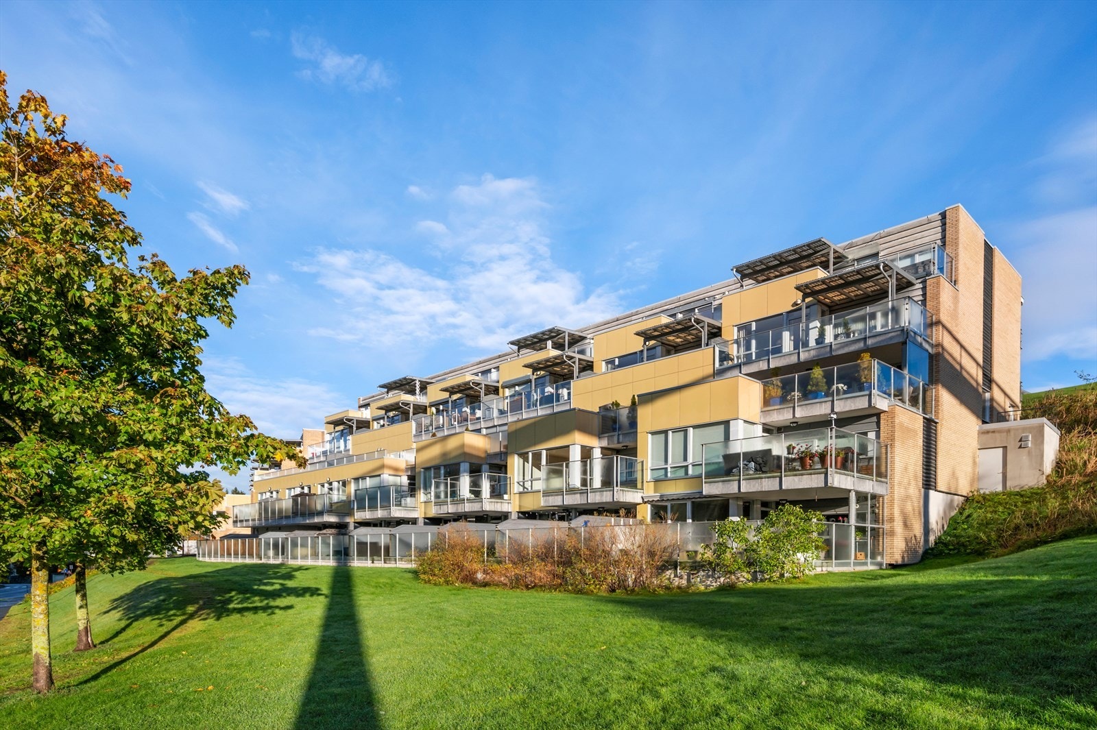 Fra området er det flere fine gangveger og turstier som fører deg gjennom landlige omgivelser. Det er blant annet flotte turstier fra området som fører deg opp til helårs turterreng og lysløyper i Estenstadmarka. Galleribilde