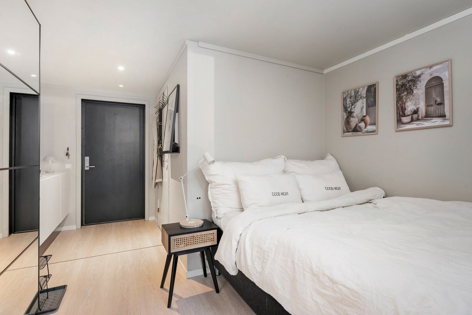 Selger har per dags dato etablert en smart løsning med plass til kjøleskap i skyvedørsgarderoben. Galleribilde