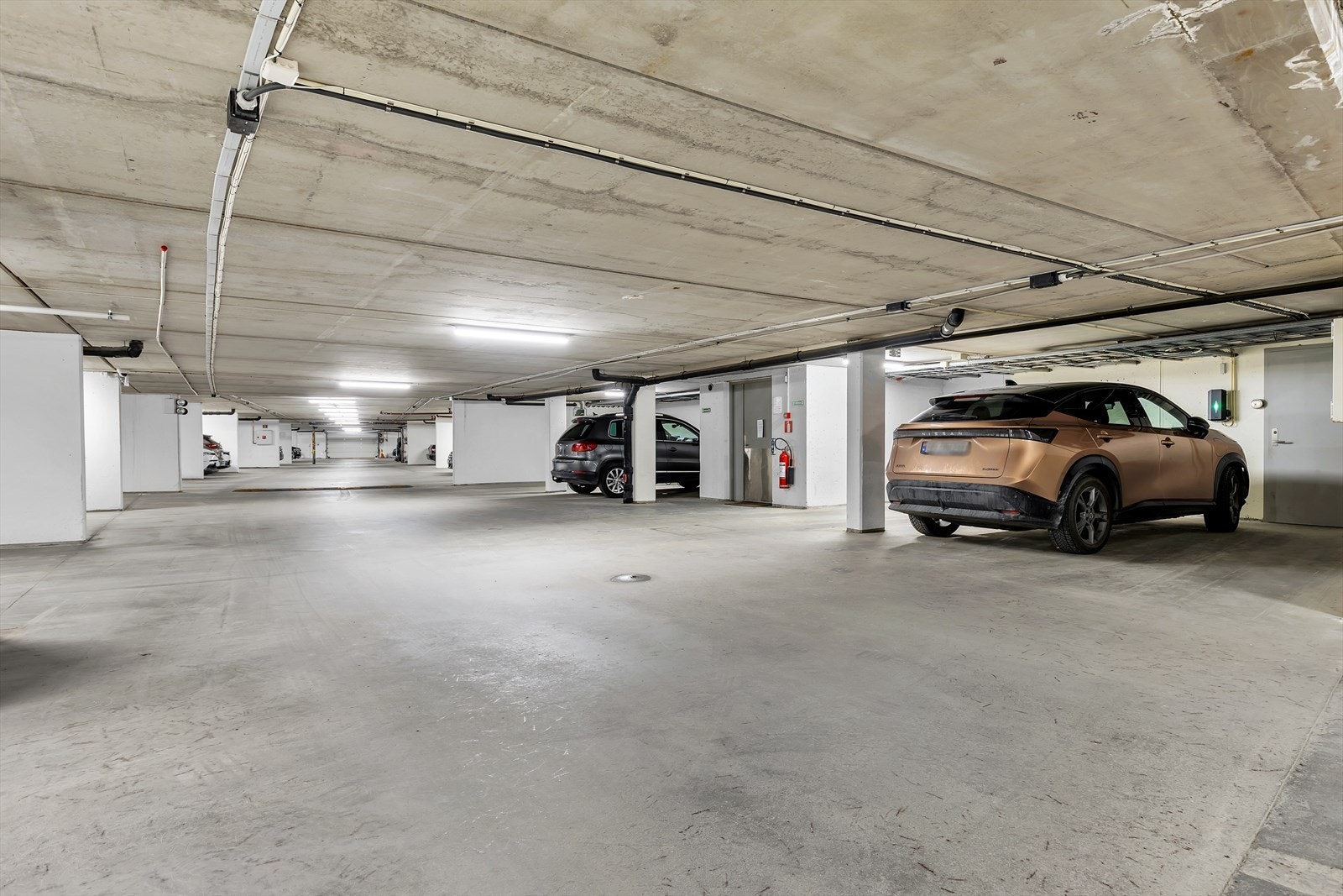 Leiligheten disponerer en egen fast parkeringsplass i kjeller. Gjesteparkering skjer på borettslagets tomt Galleribilde