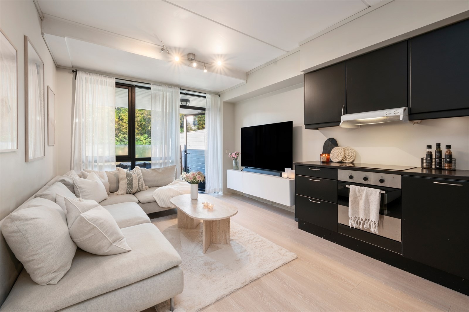 Leiligheten har en svært attraktiv beliggenhet i feltet, vendt mot sørvest med utsyn mot et rolig skogsområde. Galleribilde