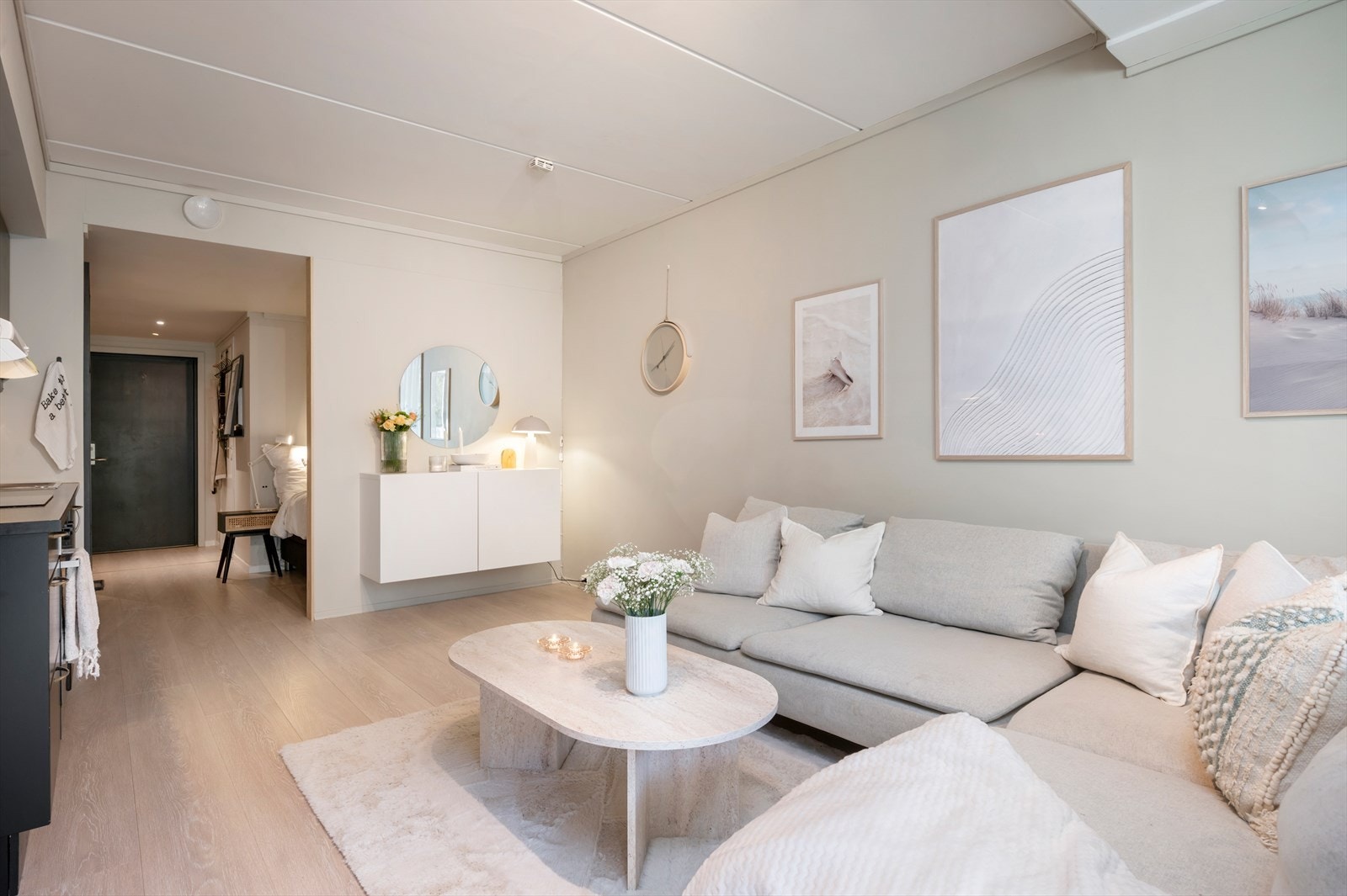 Åpen løsning mellom stue og kjøkken, som utgjør 16,5 m². Galleribilde