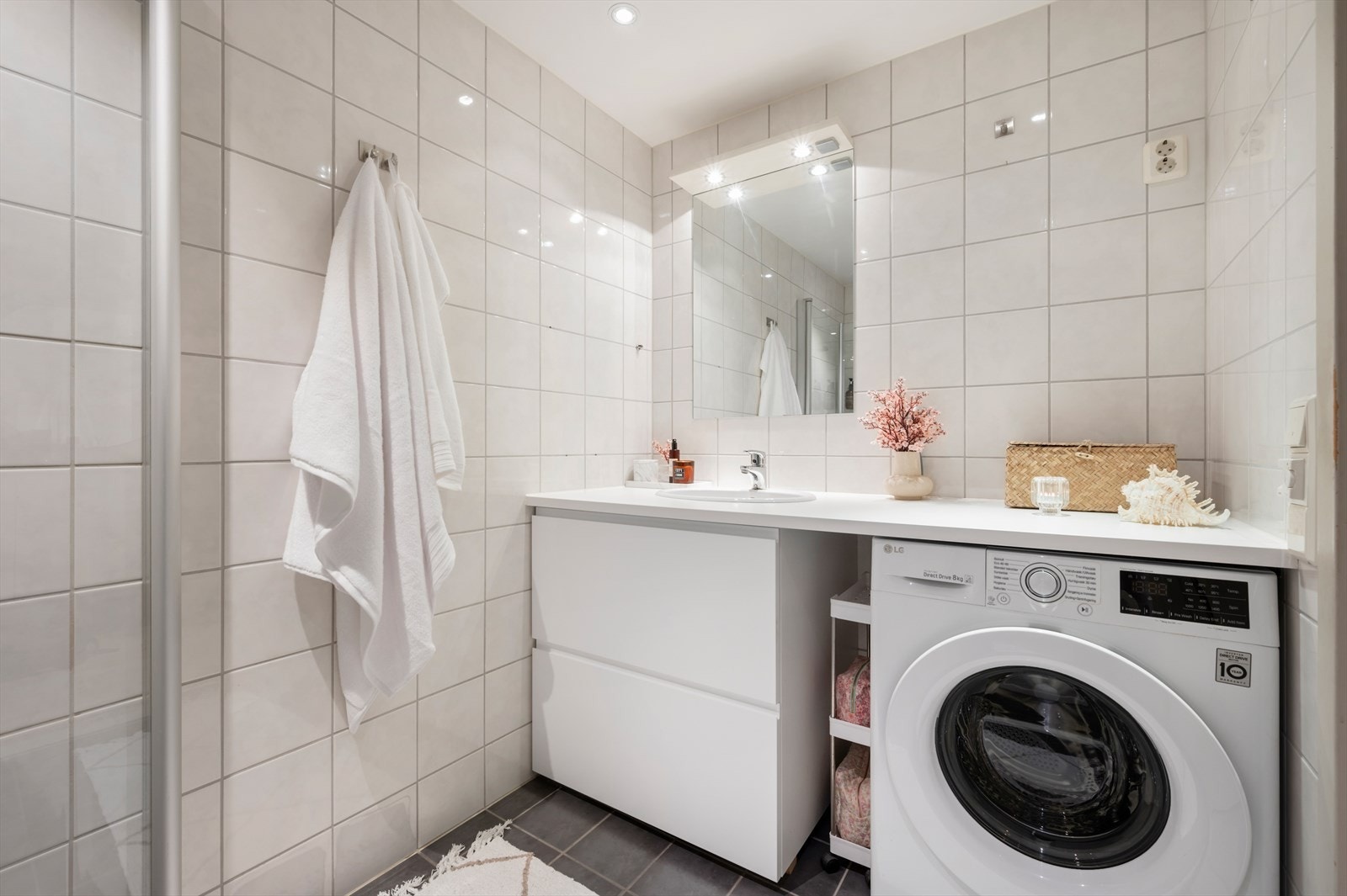 Baderommet har en størrelse på 4m² og er ustyrt med dusjhjørne, innfellbare dusjdører, mekanisk avtrekk, opplegg for vaskemaskin, wc og innredning fra 2024. Galleribilde