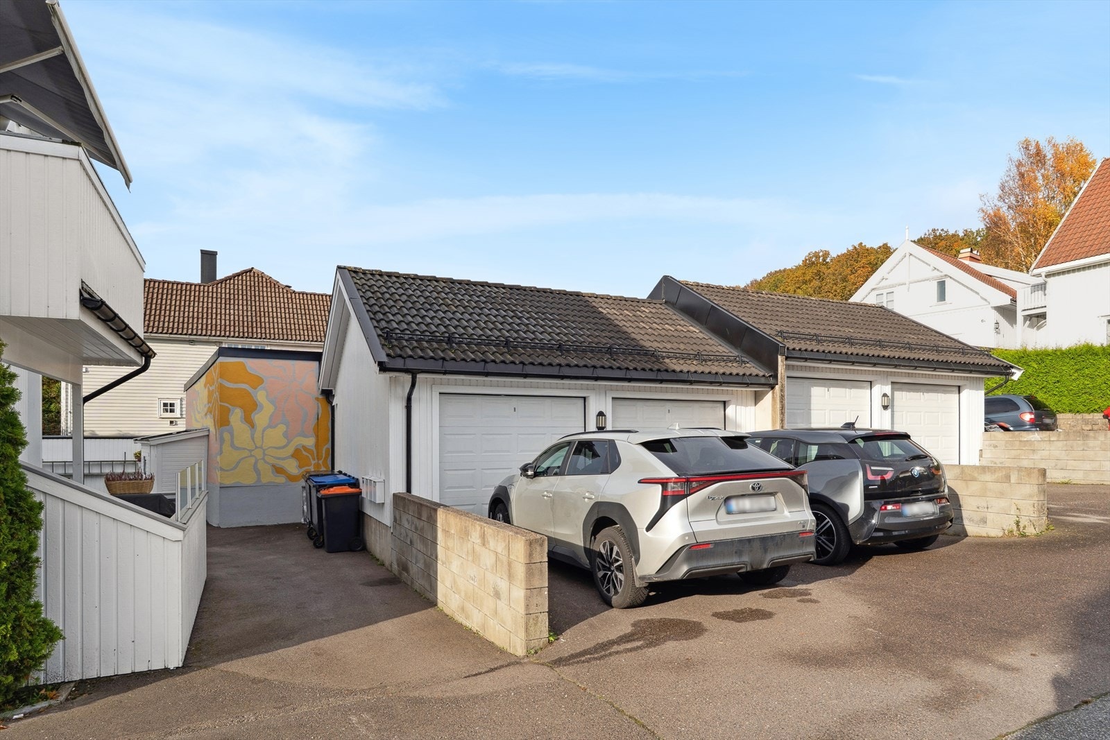 Garasjen nærmest bygget, tilhører denne leiligheten. Her er det god lagringsplass på garasjeloftet. Galleribilde