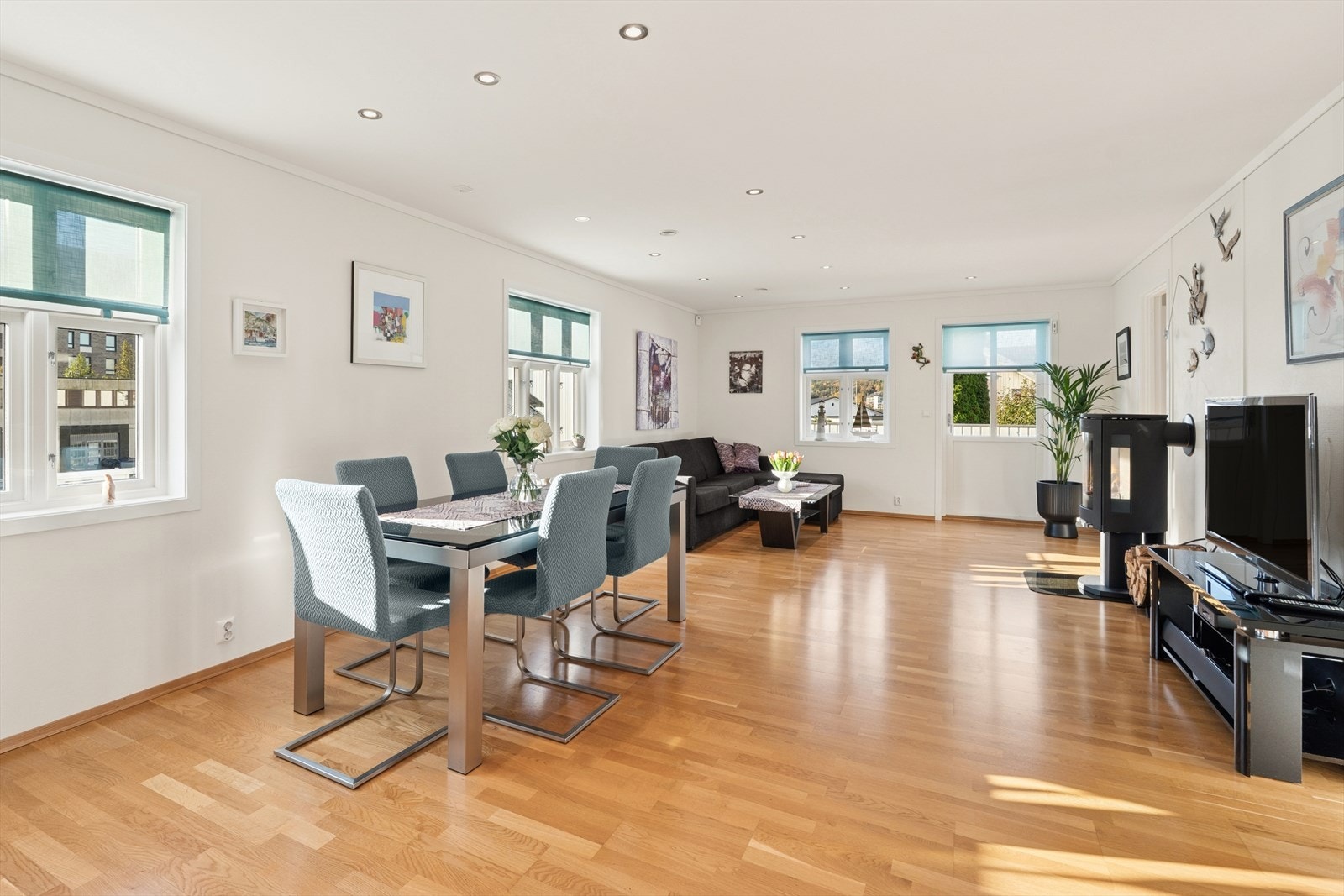 Leiligheten har varmekabler i alle hovedrom i tillegg til vedfyringsmulighet. Galleribilde