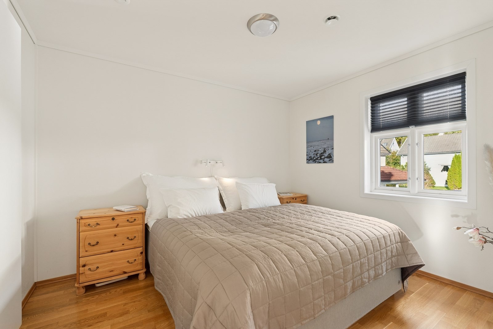 Dette er hovedsoverommet. Hele leiligheten har gjennomført fin stil som er lett å sette sitt personlige preg på. Galleribilde