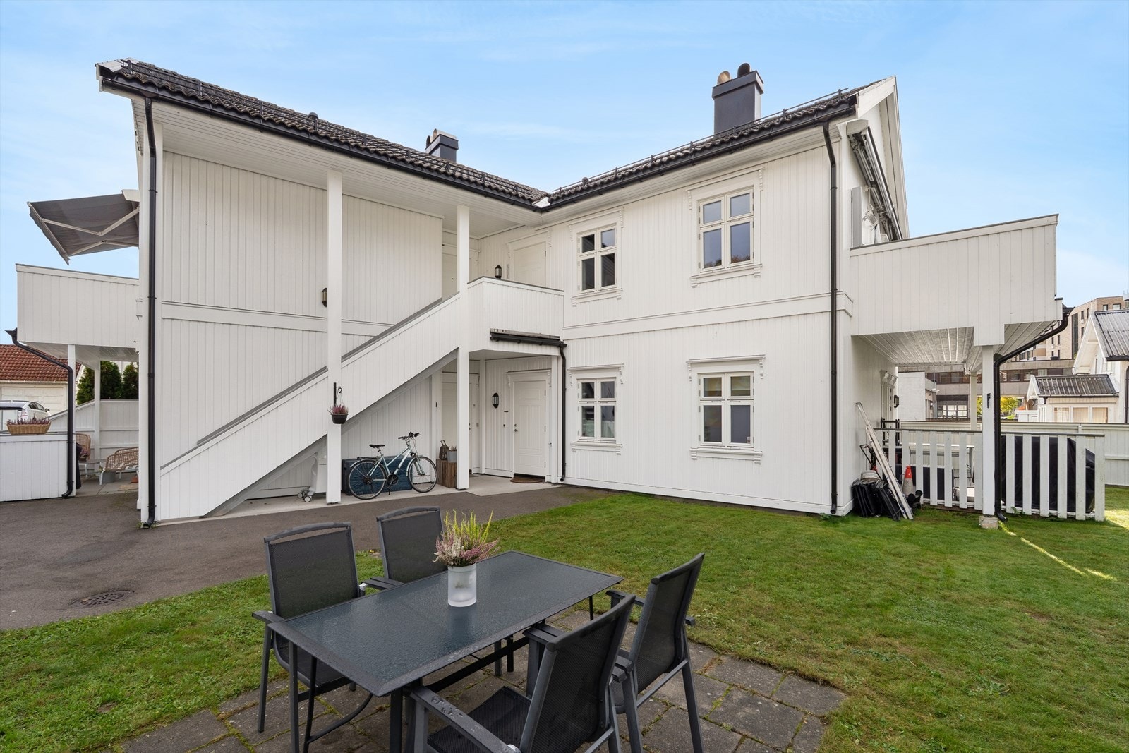 Leiligheten har egen inngang og stor solrik balkong. Bygget er godt vedlikeholdt og passet på siden byggeår 2011. Galleribilde