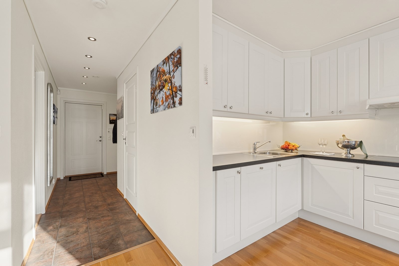 Romslig gang med plass til å henge yttertøy. Galleribilde