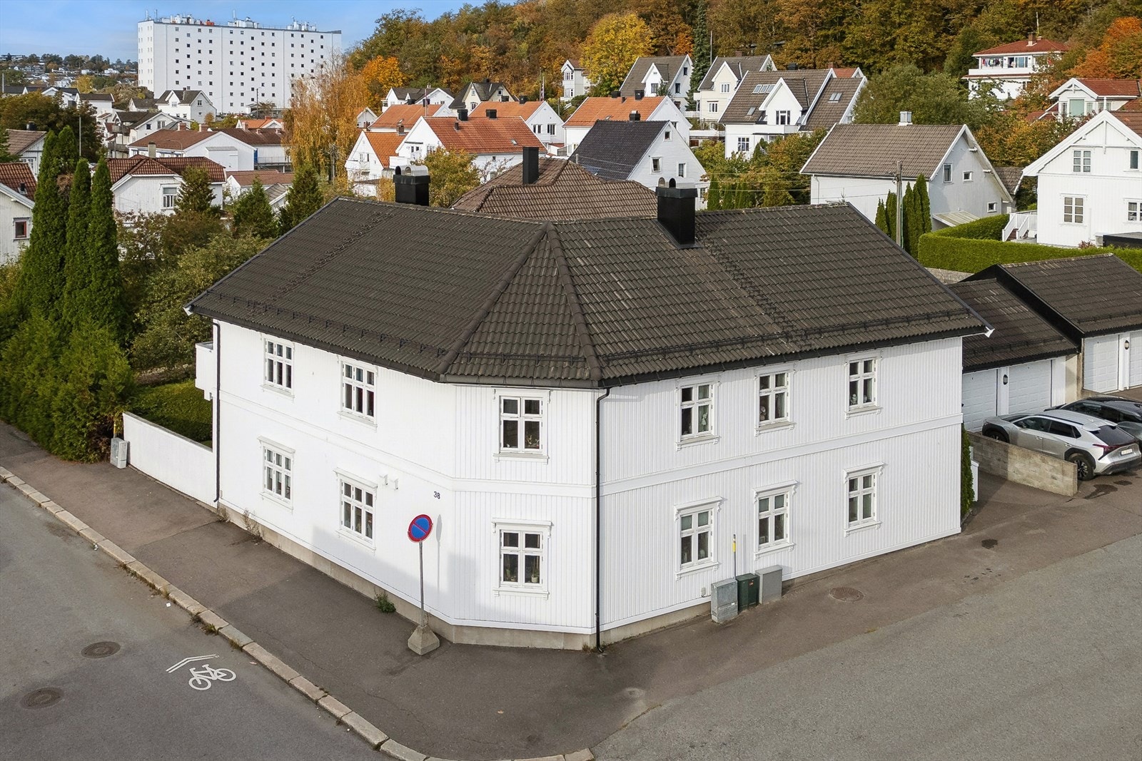 Lys og fin selveierleilighet i et sjarmerende område rett ved sentrum av Sandefjord. Gangavstand til alt! Galleribilde