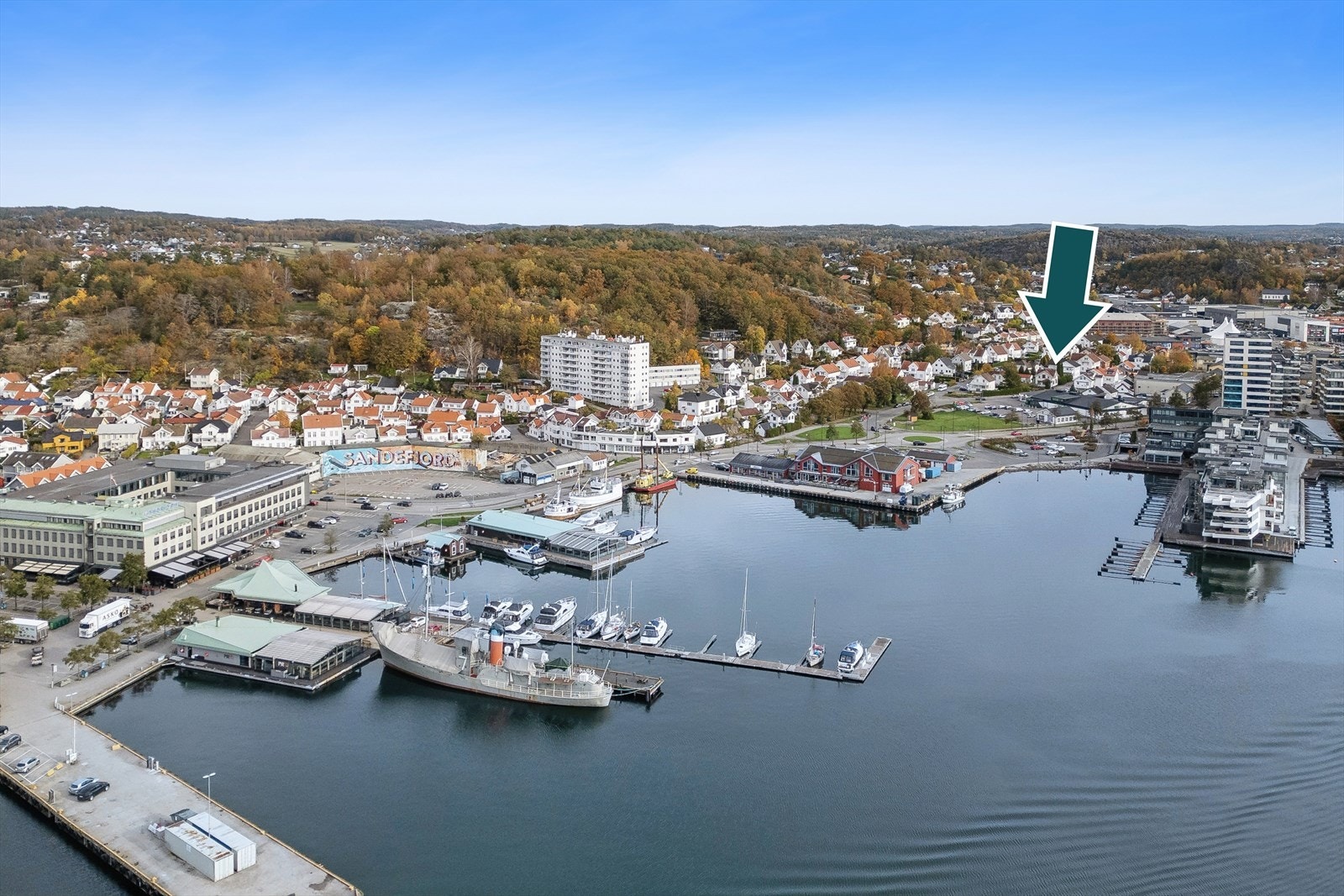 Sentrumsnær beliggenhet med gangavstand til matbutikker, havna, Kilen brygge, sentrumskjernen og turområder som f.eks. Preståsen. Galleribilde