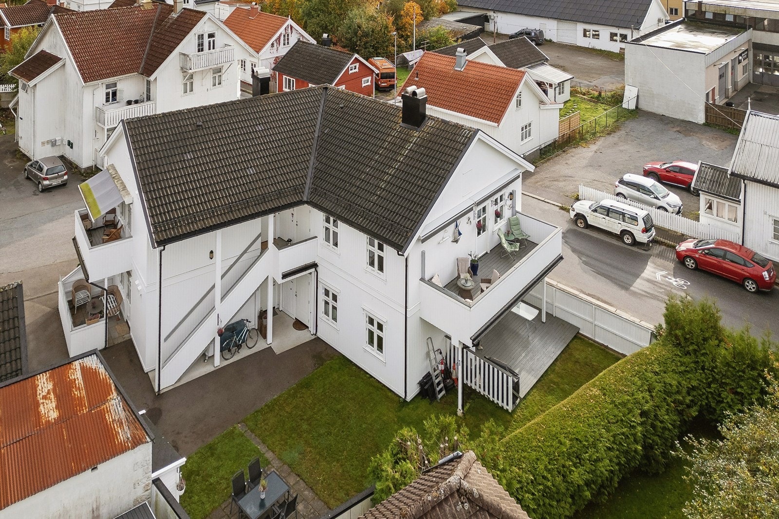 Leiligheten er velholdt og ligger i 2. etg. I 2018 ble balkongen utvidet. Her nyter man solen fra midt på dagen til den går ned bak Preståsen ca. kl. 21 på kvelden. Galleribilde