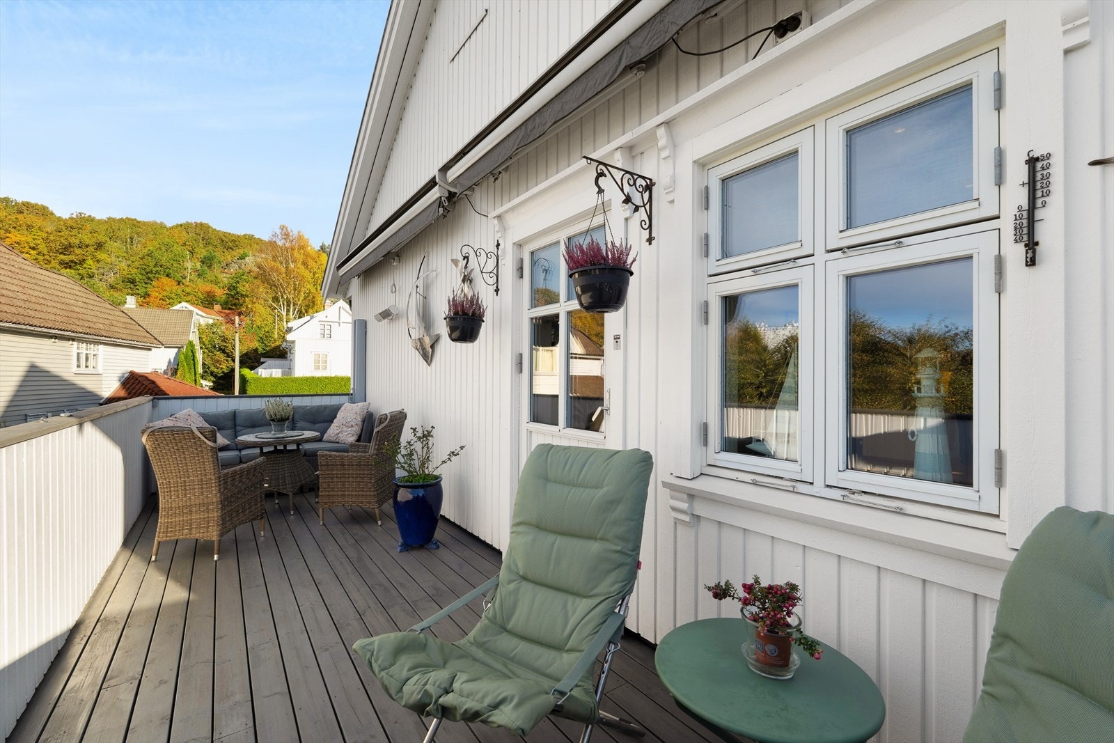 Usjenert og fin balkong som ble utvidet i 2018. Her er det både markiser og varmeovn montert slik at sommersesongen kan nytes ekstra lenge! Galleribilde