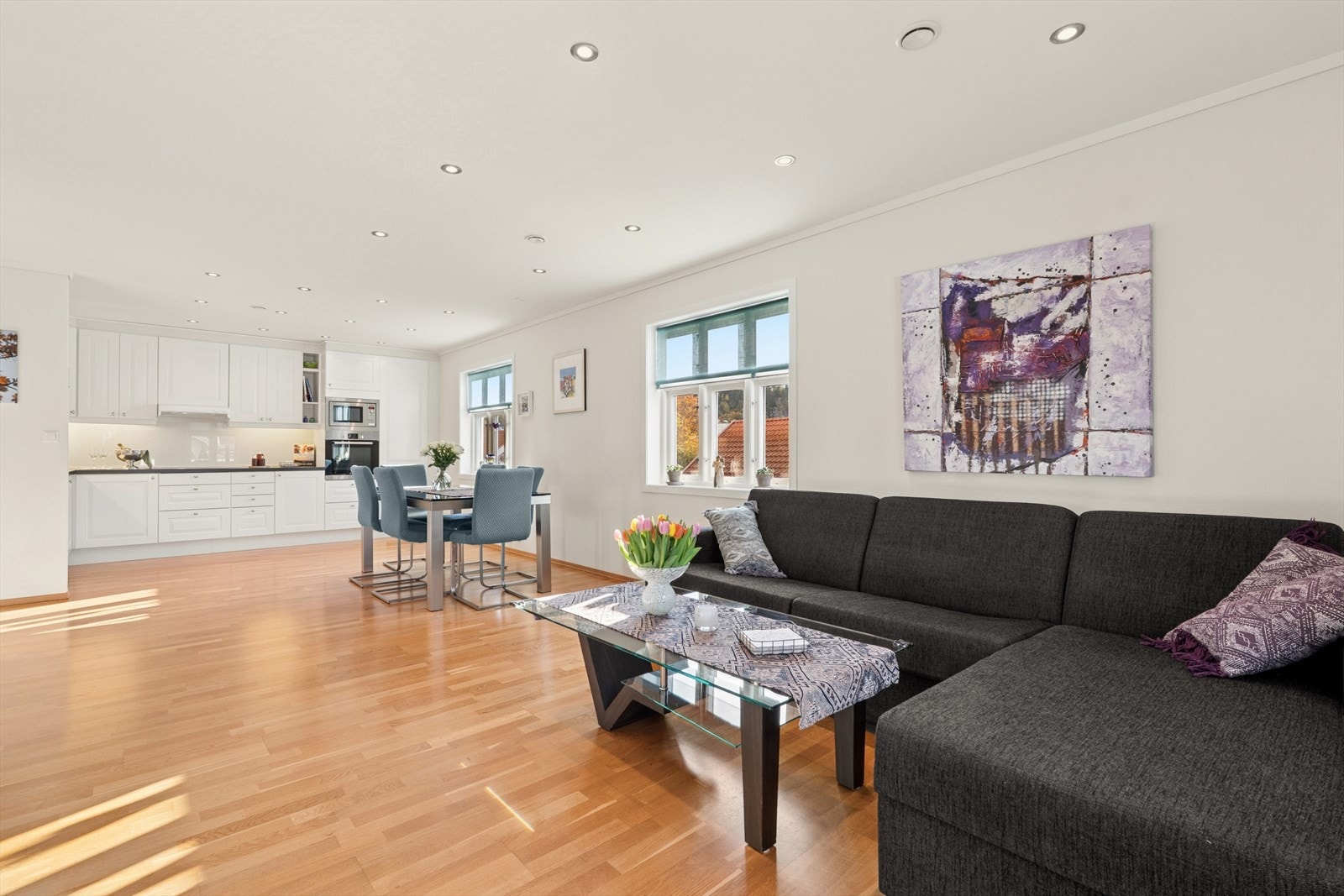 Leiligheten er innredet i en klassisk stil med lyse overflater og parkett. Her er det moderne standard med spotter, vedovn og varmekabler i alle rom (unntatt bod). Flytt rett inn standard. Galleribilde