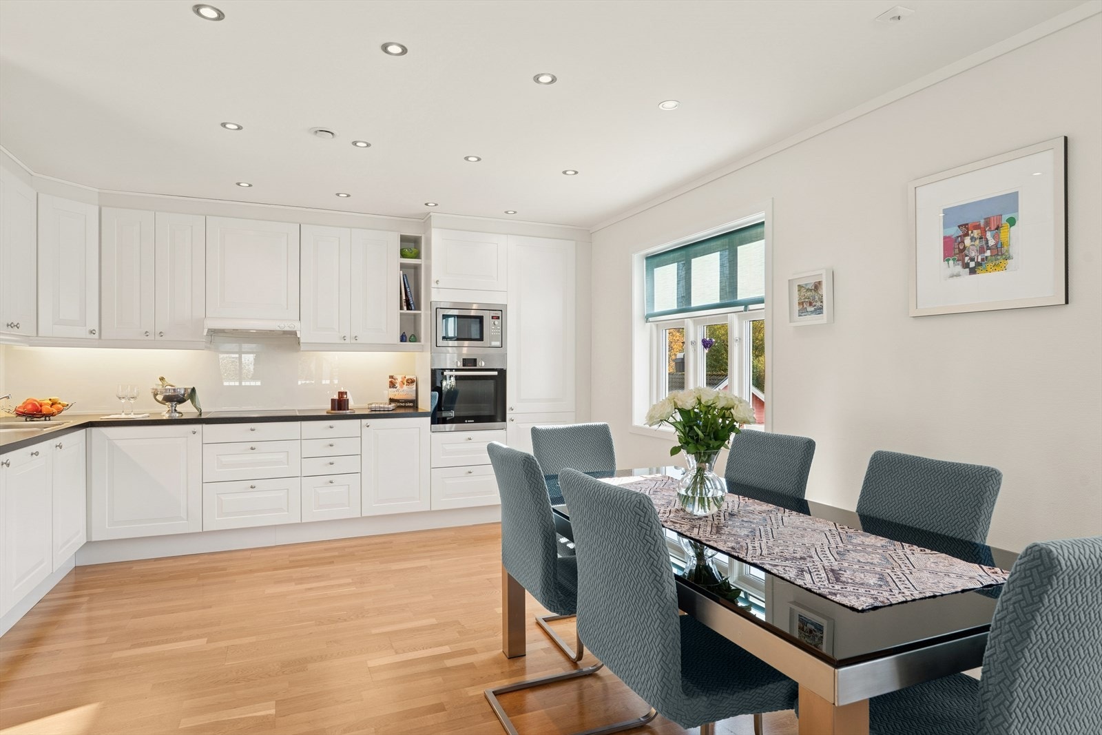 Kjøkkeninnredning med klassiske hvitprofilerte fronter fra Marbodal. Her er hvitevarene integrerte. Galleribilde