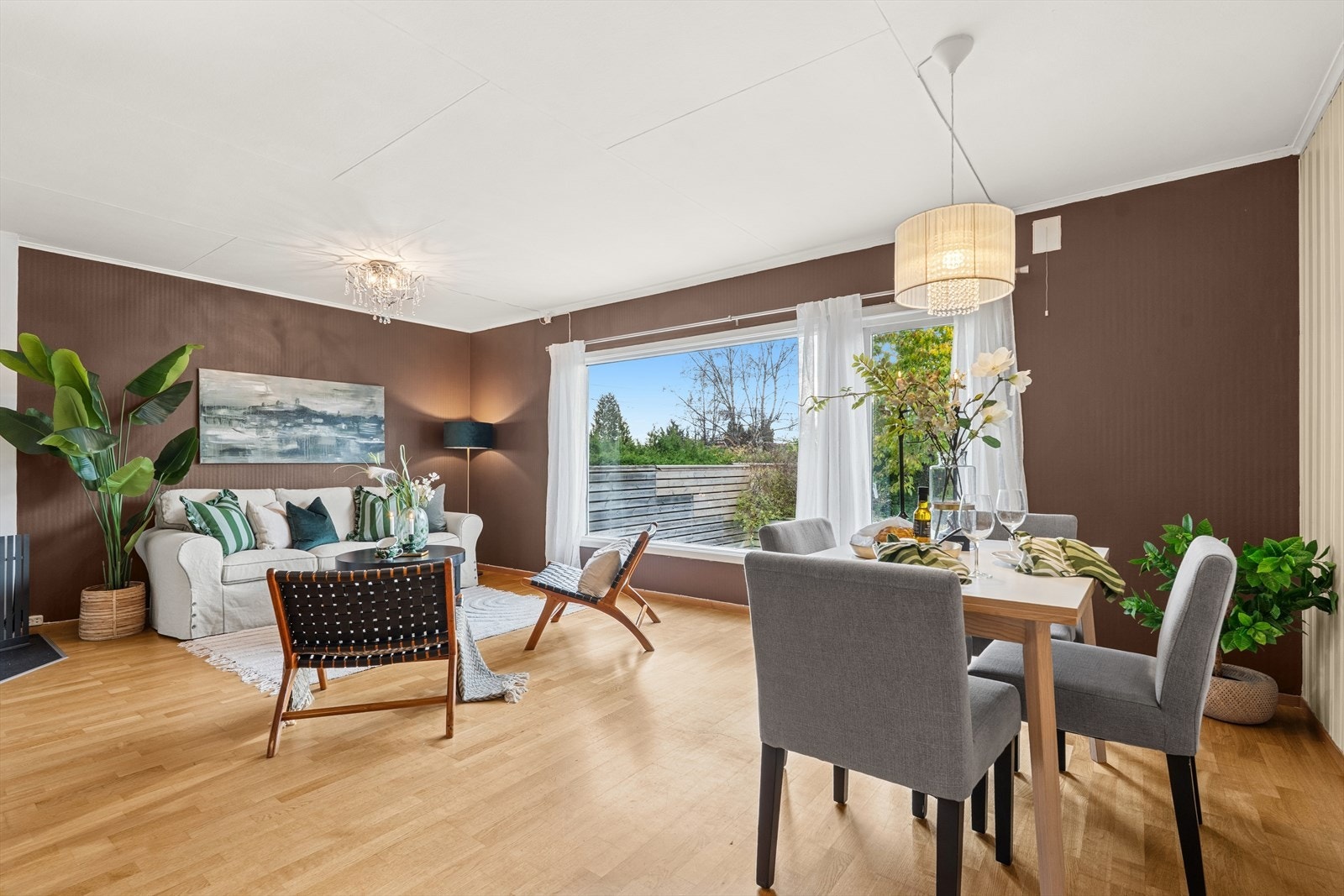 Stuen har en særdeles lys og luftig atmosfære grunnet stort vindu som slipper inn mye naturlig lys Galleribilde