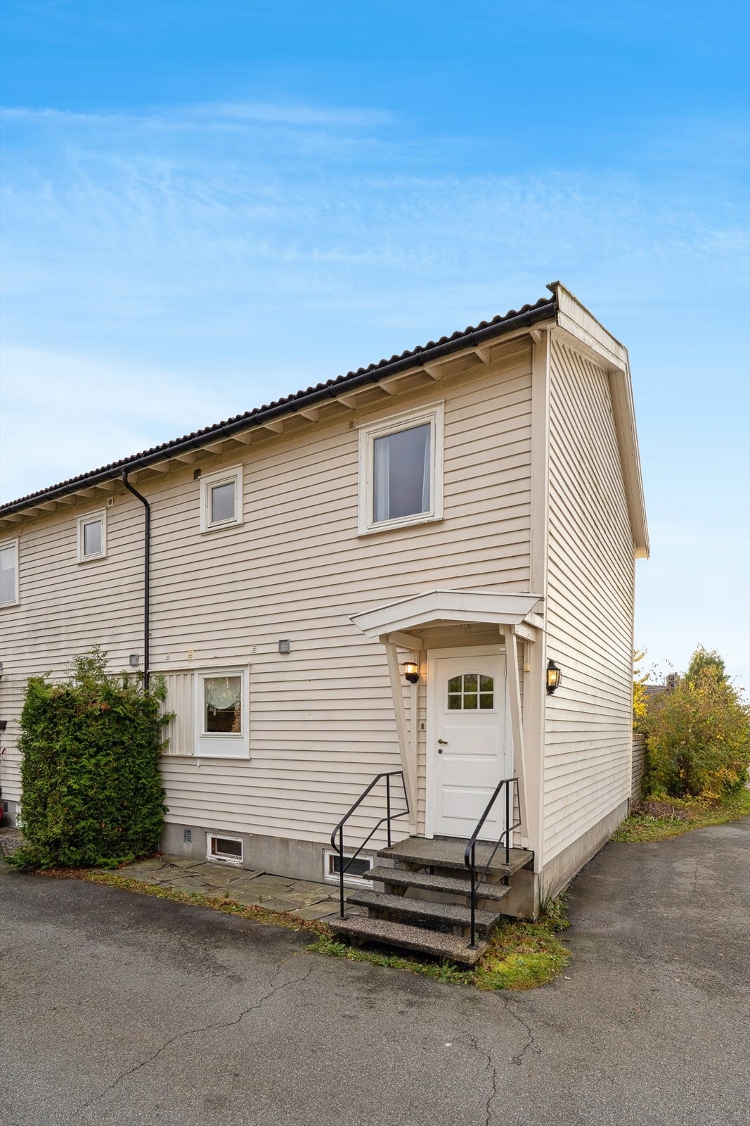 Du kommer inn i 1. etasje via et hyggelig inngangsparti med et lite overbygg og trapp. Galleribilde