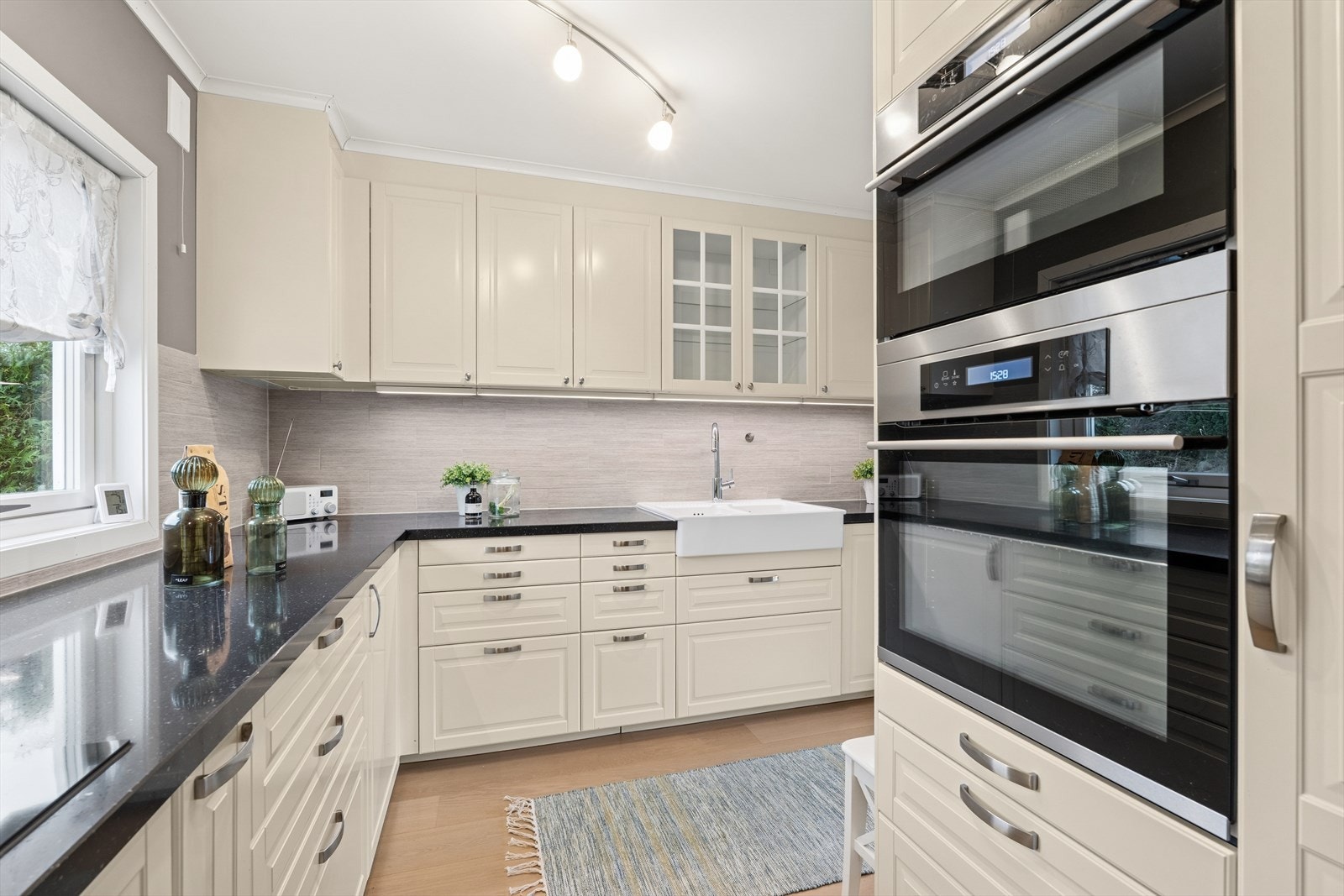 Kjøkken med gode oppbevaringsmuligheter og er praktisk etablert i eget rom ved siden av stuen. Galleribilde