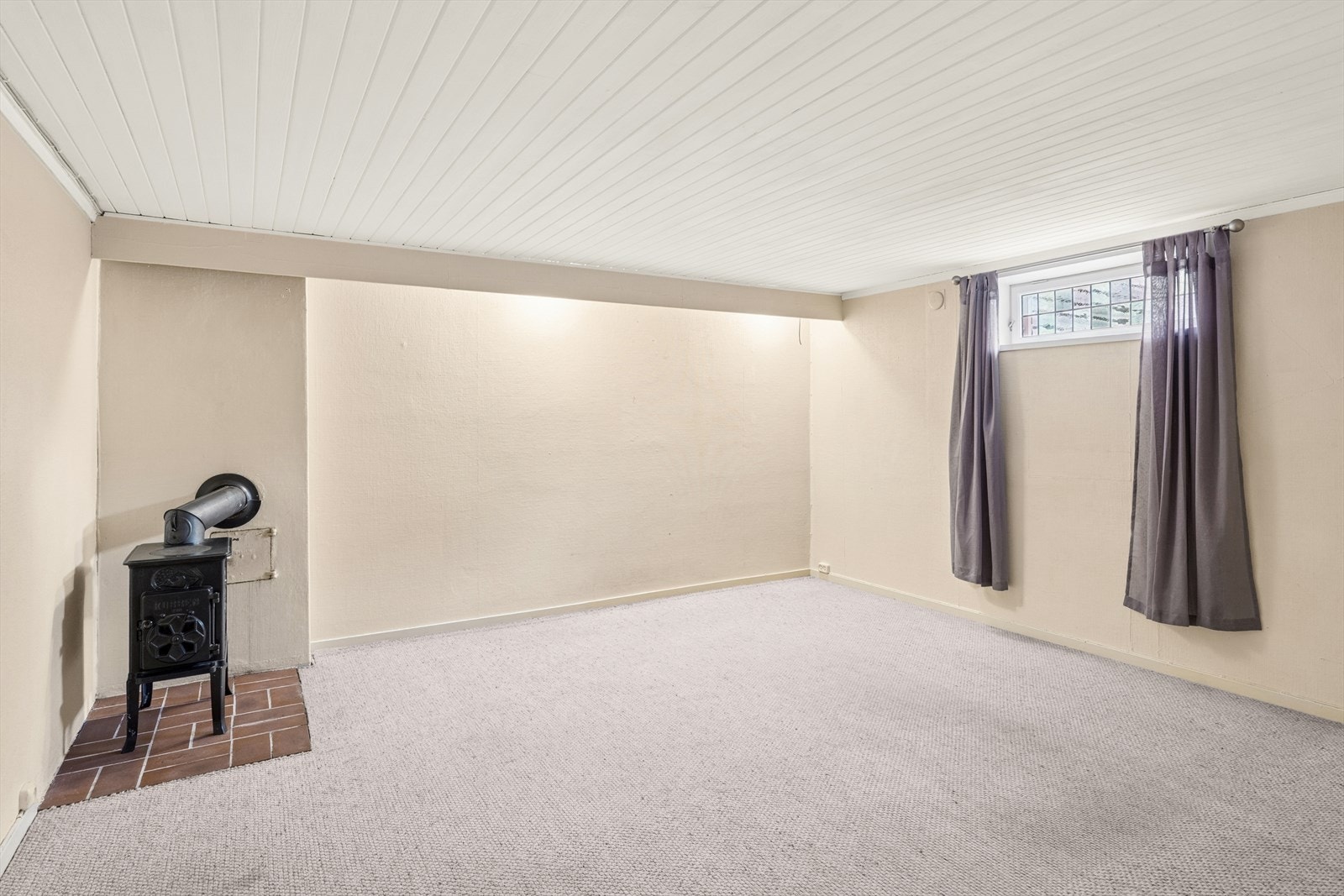 Den største boden (på tegninger "hobbyrom") er blitt benyttet som kjellerstue, men det gjøres oppmerksom på at rommet ikke er godkjent som rom for varig opphold, les mer under punktet "ferdigattest". Galleribilde