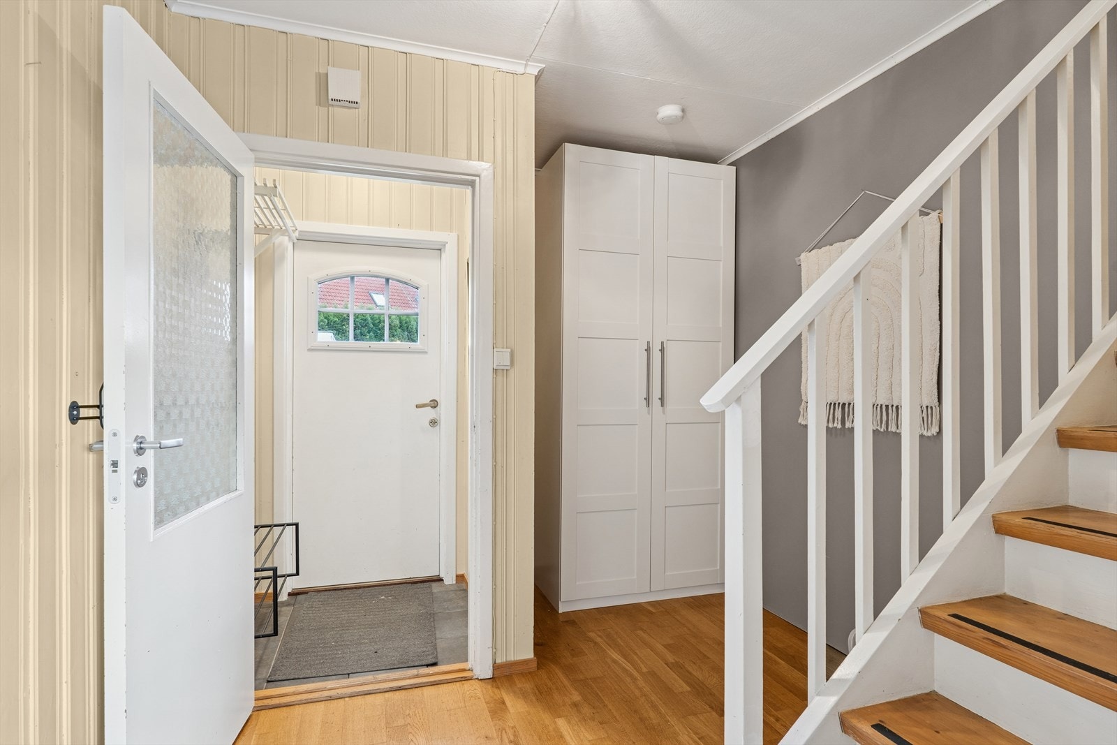 Videre kommer du inn i trapperommet, der du finner en fin garderobeløsning. Galleribilde