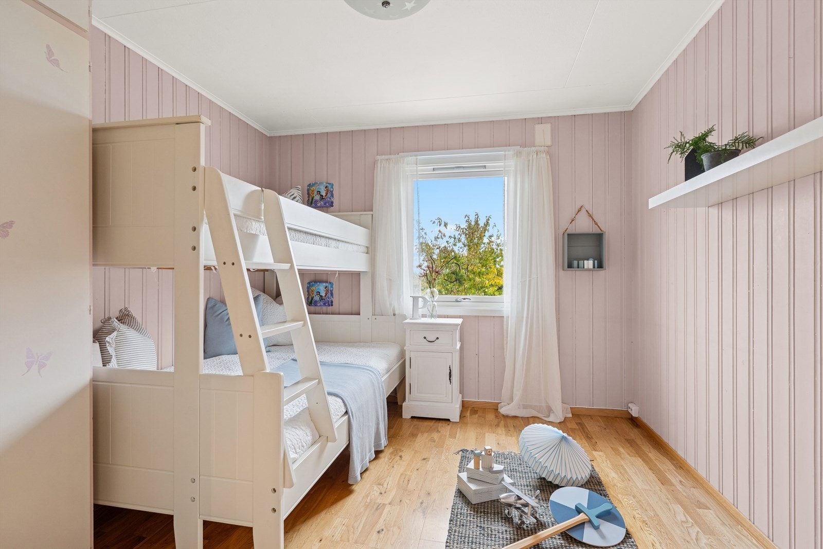 Ett av soverommene er innredet som barnerom, men passer like fint til kontor og gjesterom - alt etter hva du
behøver Galleribilde