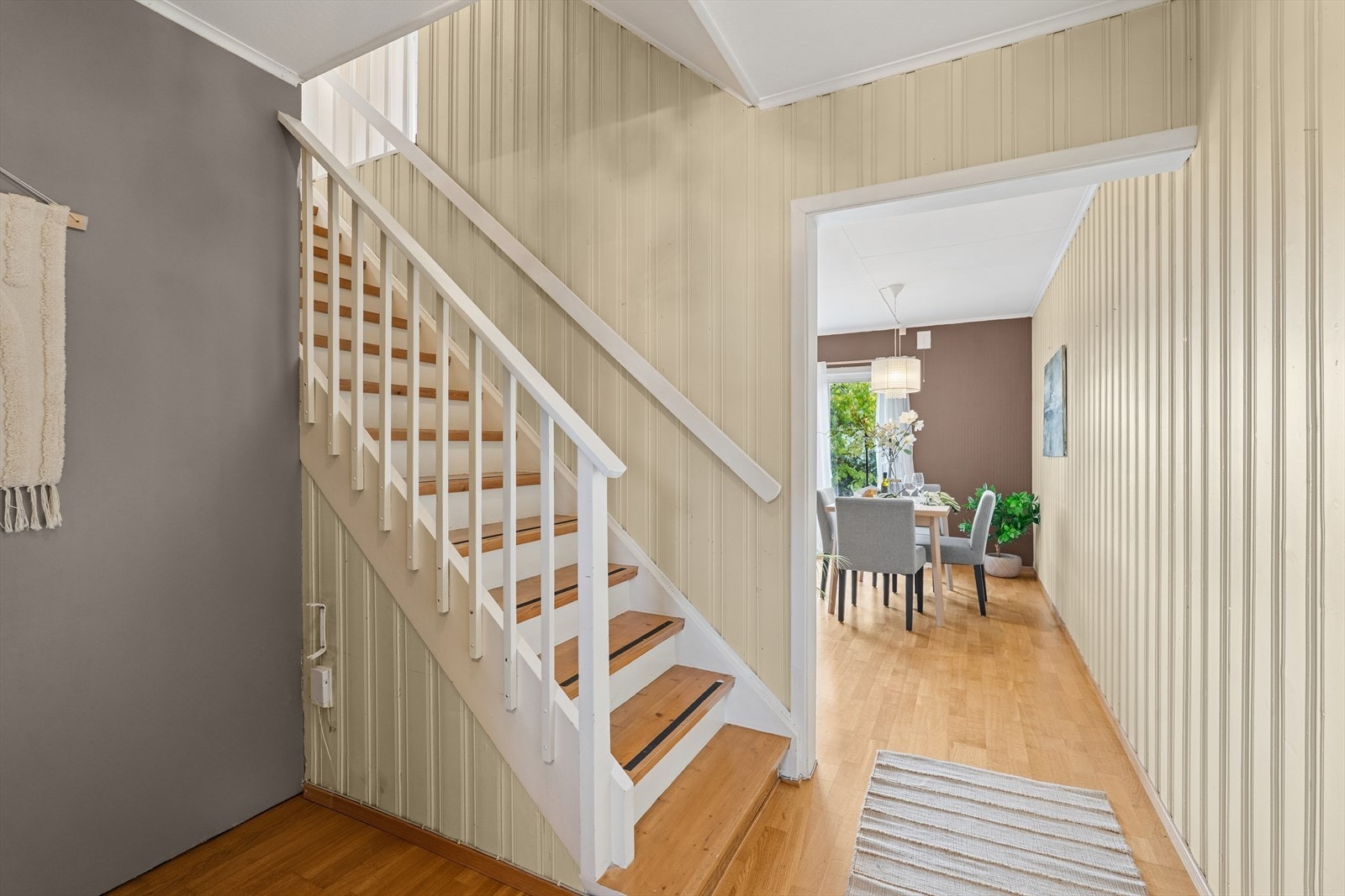 Romslig gang med plass til garderobesystem Galleribilde