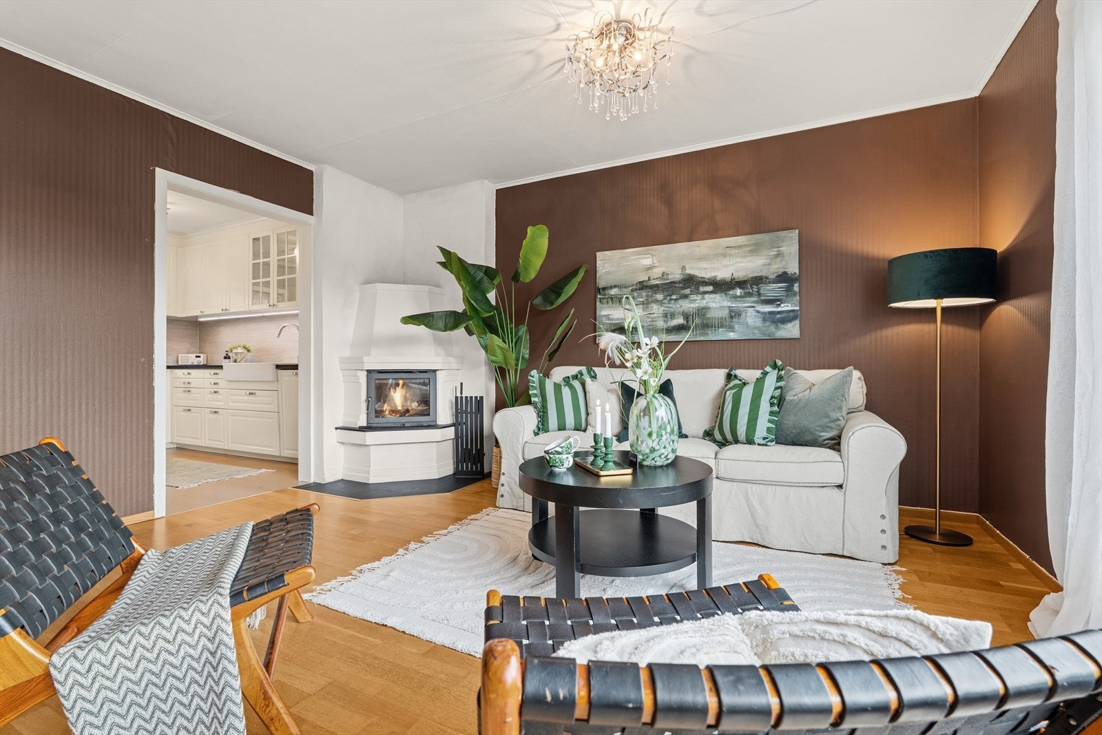 Utformingen på stuen gir deg gode muligheter for møblering av både sofagruppe og spisestue etter egen preferanse. Galleribilde