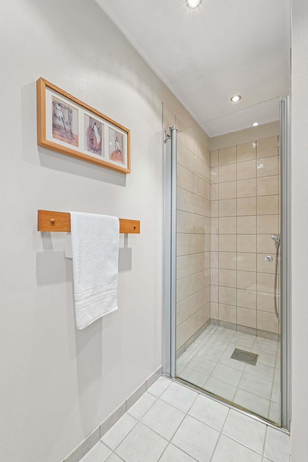 Det er fliser i dusjsonen, ellers er det fliser på gulv og malte plater på vegg. Galleribilde