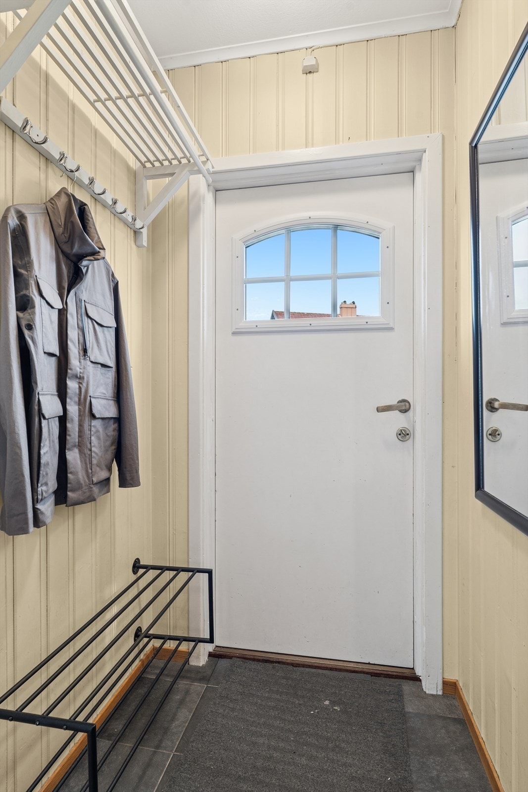 I entreen blir du møtt av lyse overflater og plass til å sette fra seg skotøy. Galleribilde