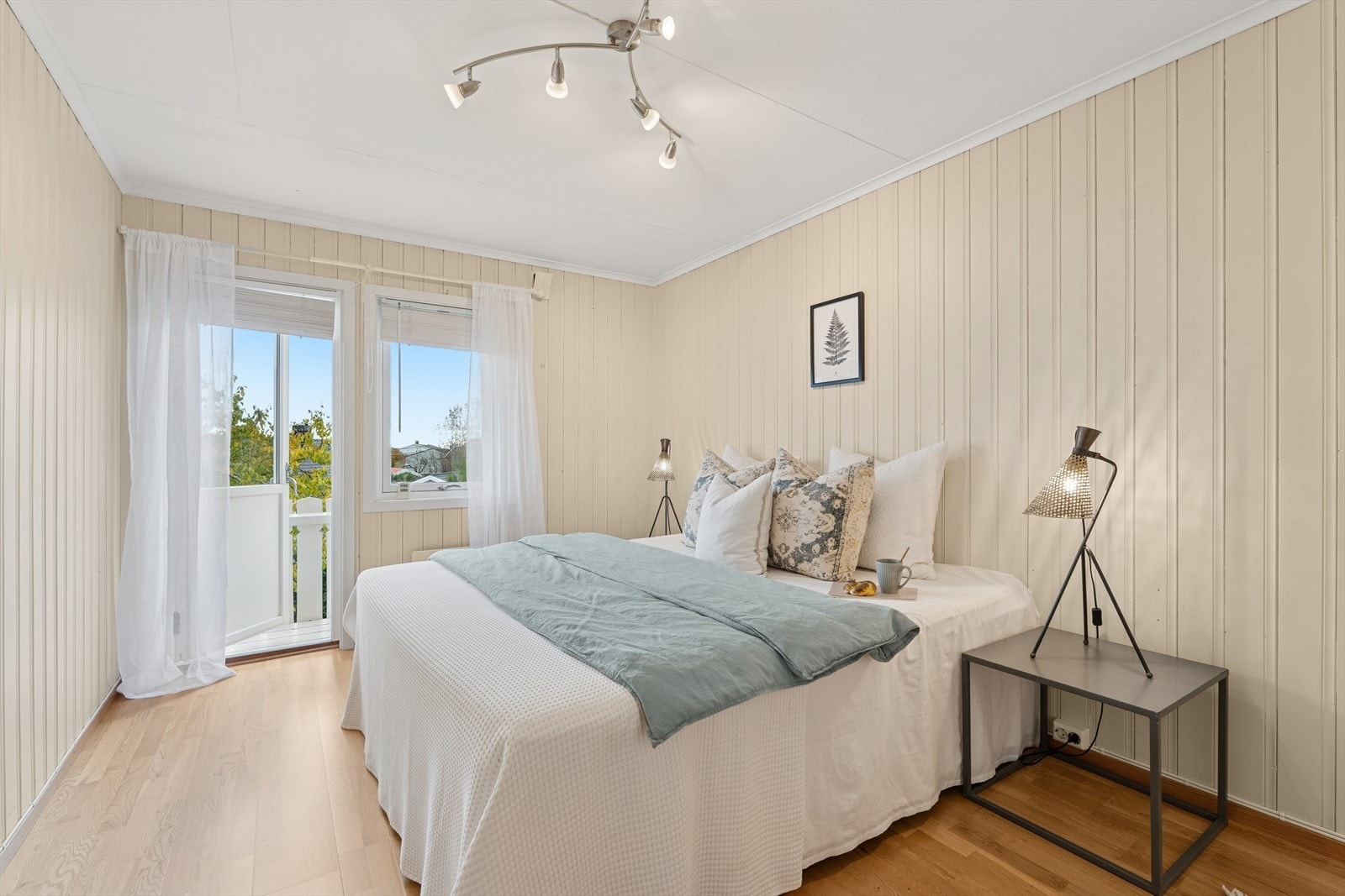 Boligen har totalt tre soverom som er av fine størrelser. Hovedsoverommet har god plass til seng, samt at det er utgang til egen balkong og plassbygde skap. Galleribilde