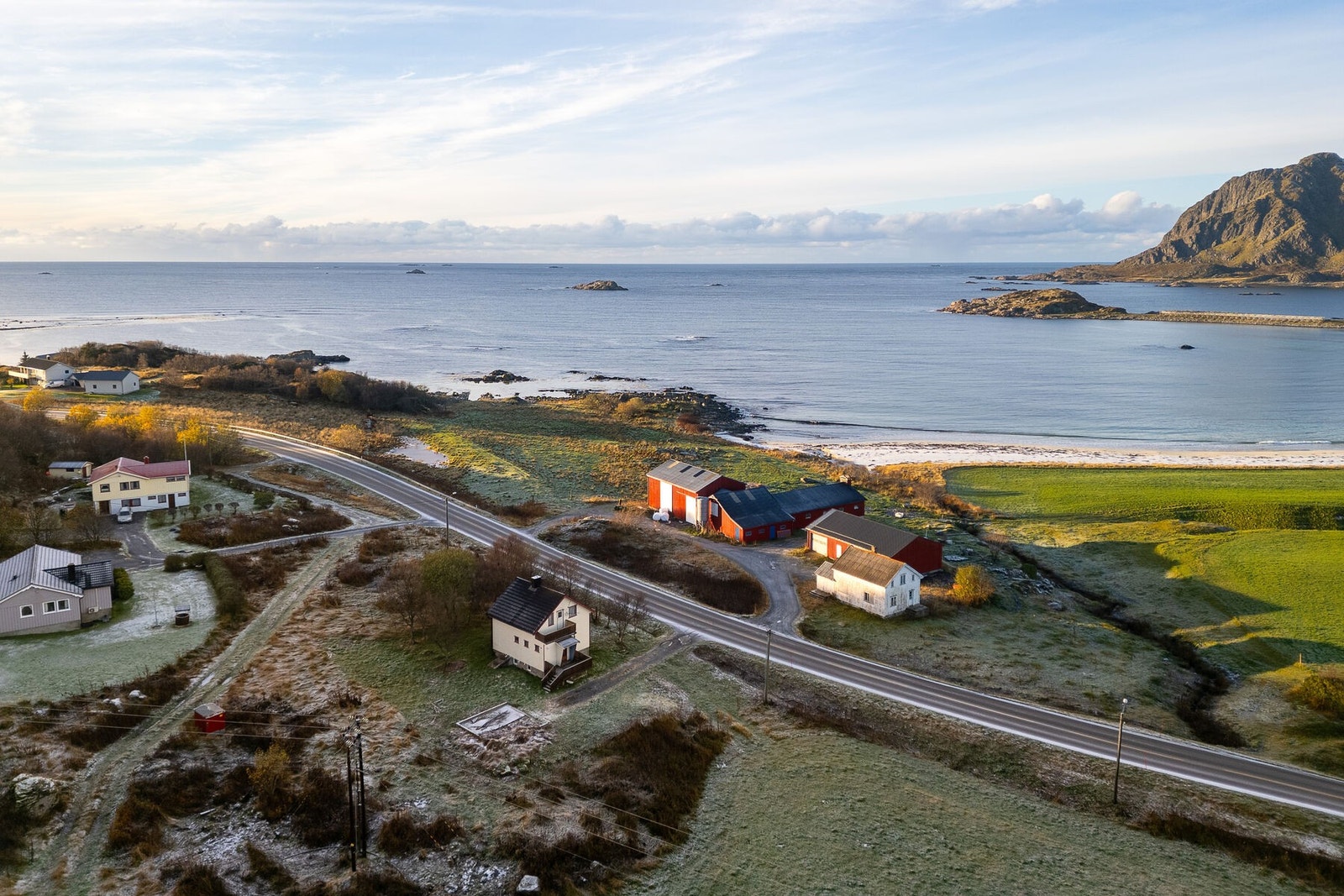 Eiendommen sett fra lufta og nærområdet rundt. Galleribilde
