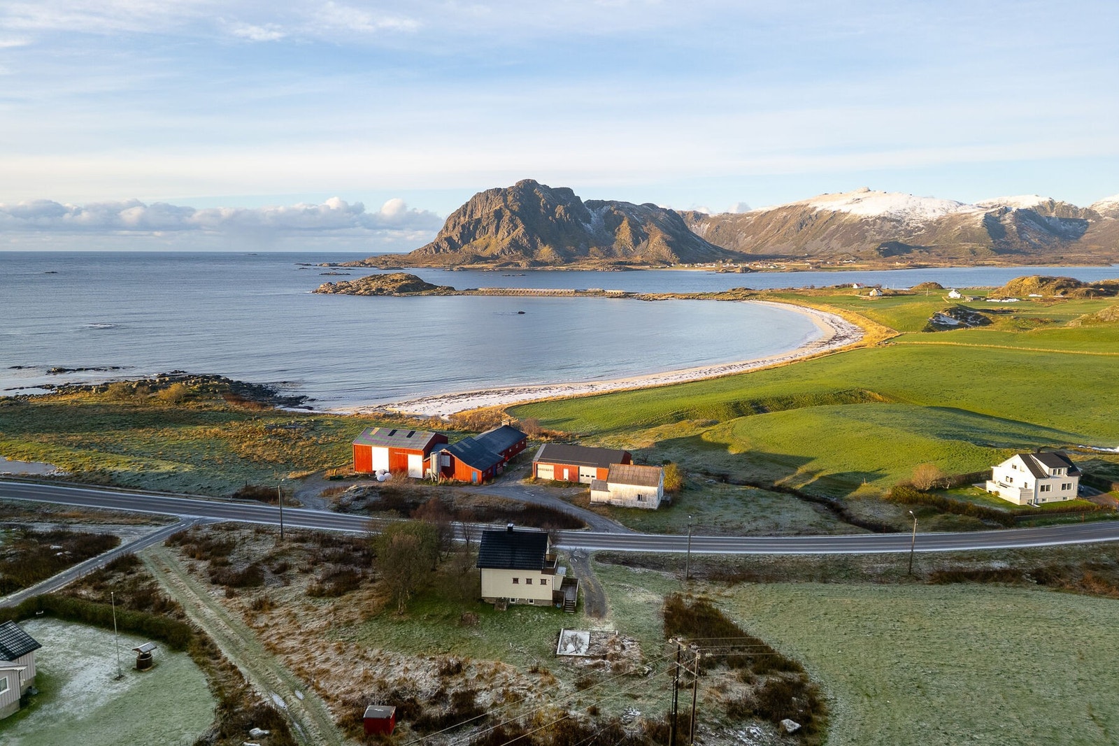 Her får du landlig og fredelig beliggenhet på Fjærvoll i Bø, i naturskjønne omgivelser med gode rekreasjonsmuligheter rett utenfor døra. Galleribilde