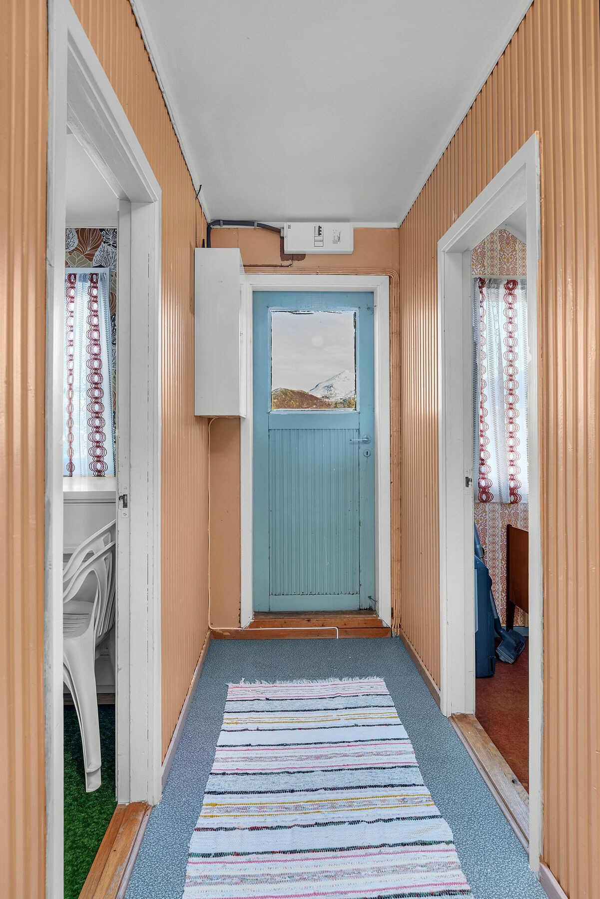 Gang i 2. etasje med utgang til luftebalkong, og som leder til boligens fire soverom. Galleribilde