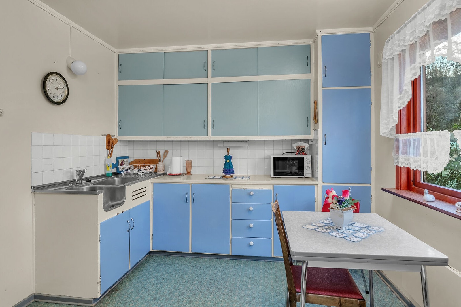 Eldre, sjarmerende kjøkken fra byggeår med plassbygd innredning. Galleribilde